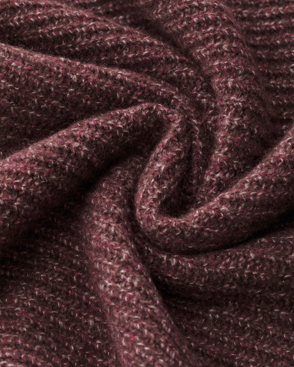 Damen Pullover aus 75 % Kaschmir und 25 % Seide in Vixen – Pullover in grober Halbpatent-Strickstruktur mit locker fallender Passform. Der Stehkragen, Raglanärmel sowie die langen, schmalen Ärmel mit umgeschlagenen Bündchen verleihen dem Modell eine moderne Silhouette. Seitliche Schlitze sorgen für zusätzlichen Tragekomfort und runden das zeitlose Design ab.