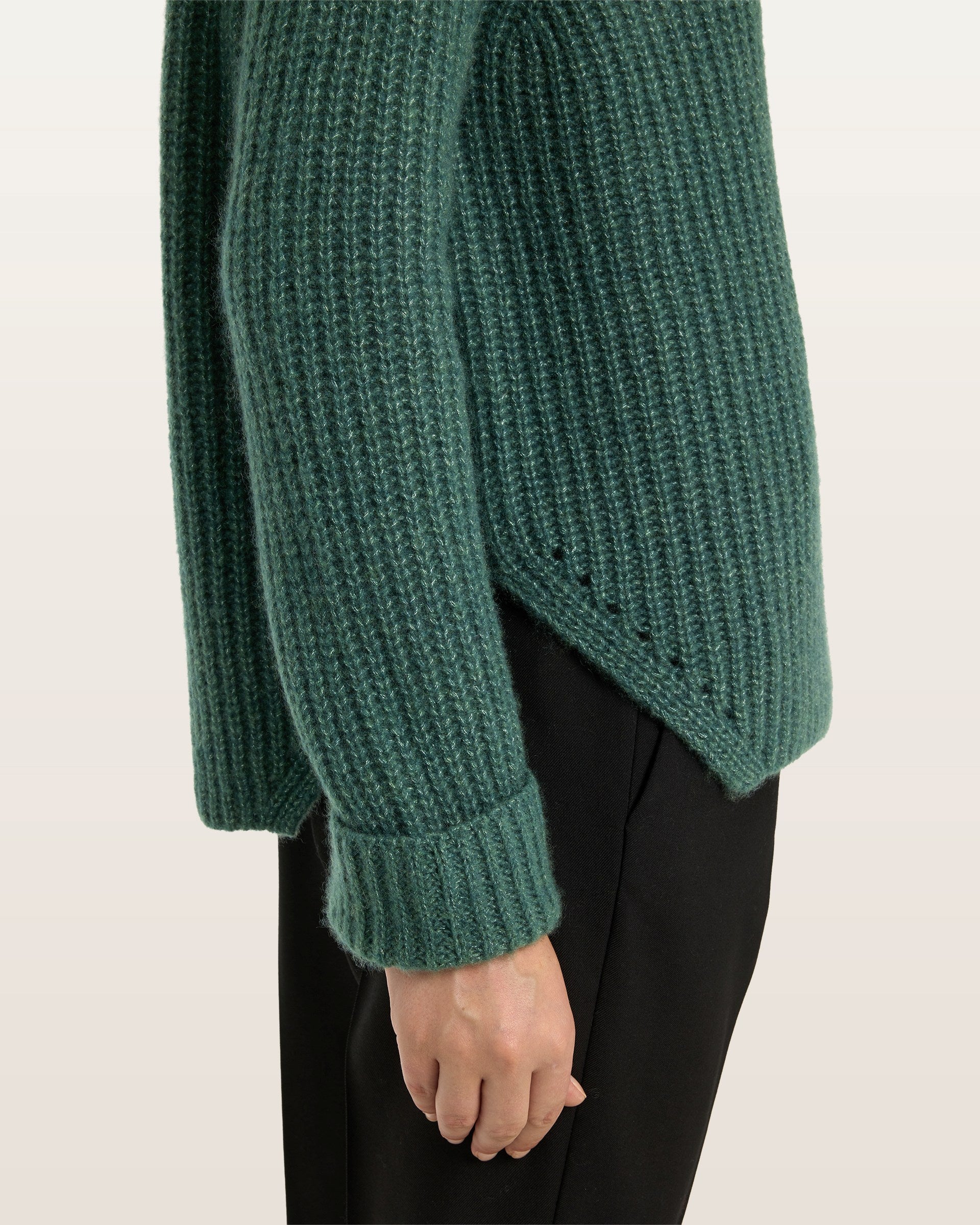 Damen Pullover aus 75 % Kaschmir und 25 % Seide in Emerald – Pullover in grober Halbpatent-Strickstruktur mit locker fallender Passform. Der Stehkragen, Raglanärmel sowie die langen, schmalen Ärmel mit umgeschlagenen Bündchen verleihen dem Modell eine moderne Silhouette. Seitliche Schlitze sorgen für zusätzlichen Tragekomfort und runden das zeitlose Design ab.
