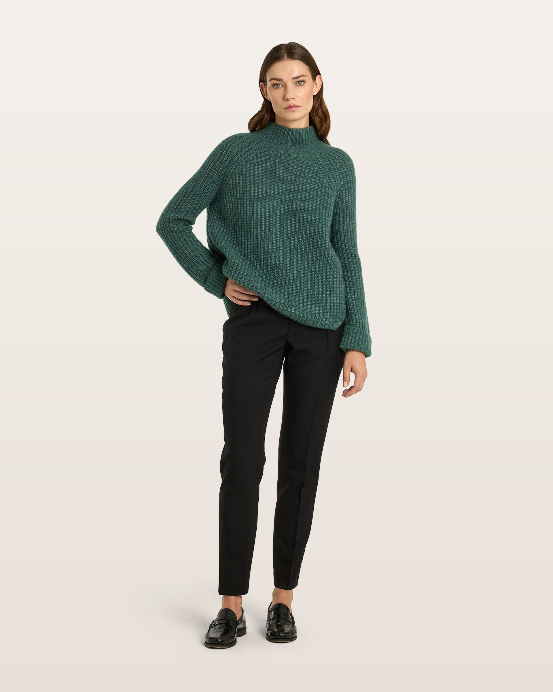 Damen Pullover aus 75 % Kaschmir und 25 % Seide in Emerald – Pullover in grober Halbpatent-Strickstruktur mit locker fallender Passform. Der Stehkragen, Raglanärmel sowie die langen, schmalen Ärmel mit umgeschlagenen Bündchen verleihen dem Modell eine moderne Silhouette. Seitliche Schlitze sorgen für zusätzlichen Tragekomfort und runden das zeitlose Design ab.
