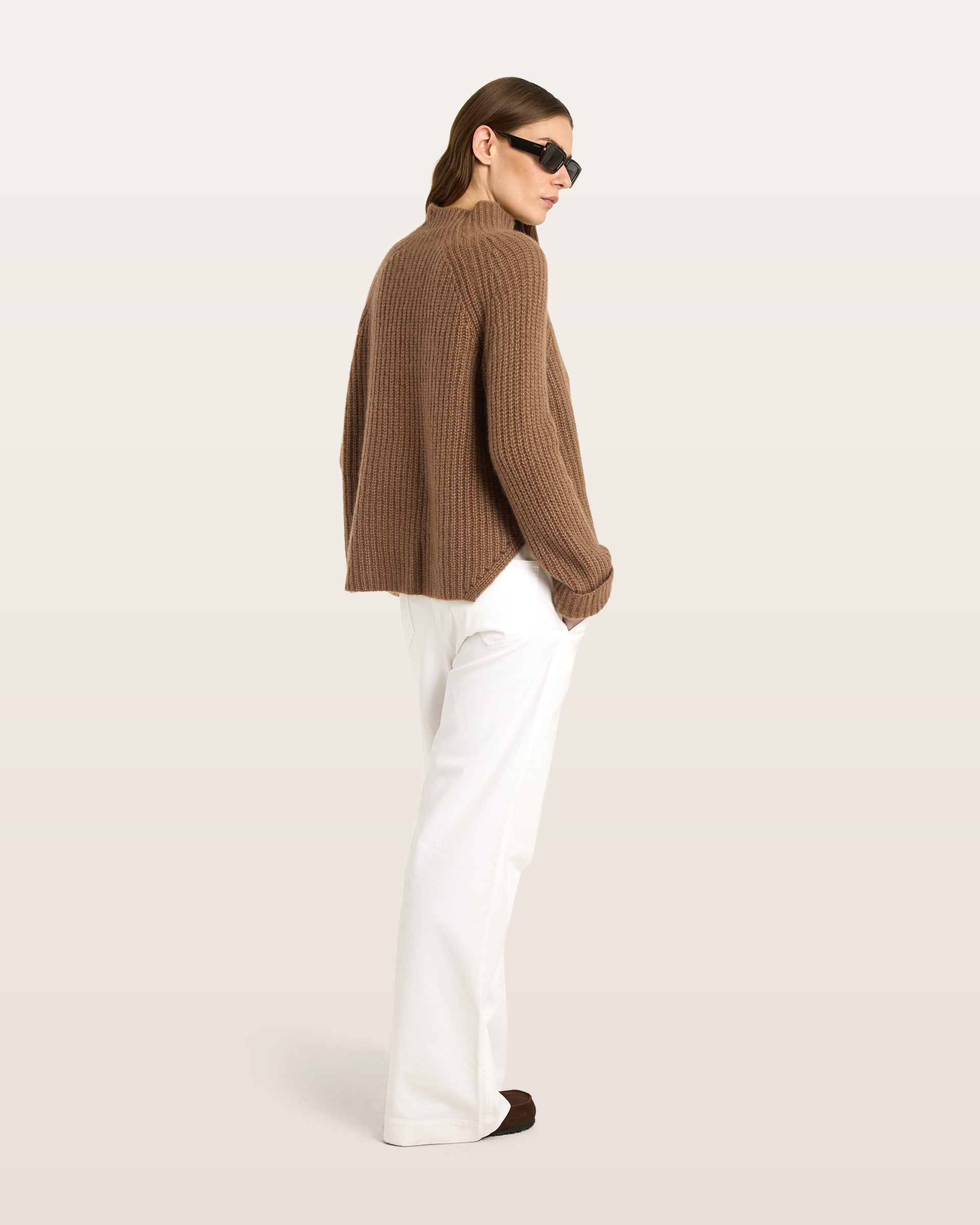 Damen Pullover aus 75 % Kaschmir und 25 % Seide in Vintage Cocoa – Pullover in grober Halbpatent-Strickstruktur mit locker fallender Passform. Der Stehkragen, Raglanärmel sowie die langen, schmalen Ärmel mit umgeschlagenen Bündchen verleihen dem Modell eine moderne Silhouette. Seitliche Schlitze sorgen für zusätzlichen Tragekomfort und runden das zeitlose Design ab.