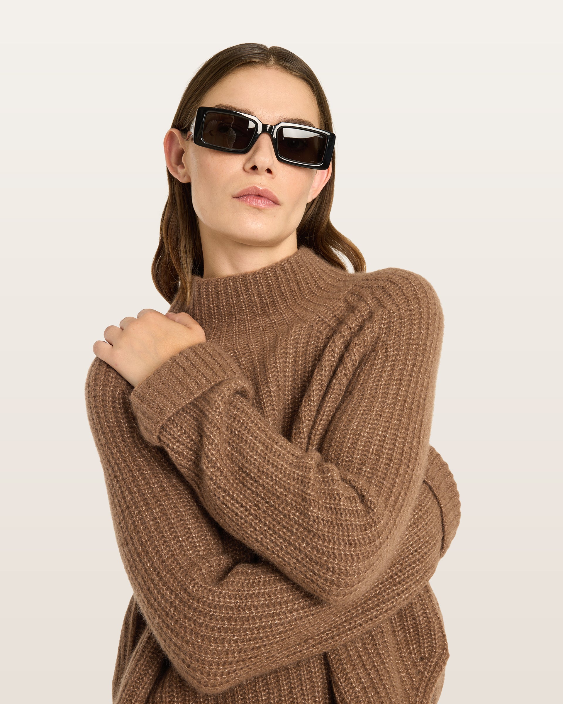Damen Pullover aus 75 % Kaschmir und 25 % Seide in Vintage Cocoa – Pullover in grober Halbpatent-Strickstruktur mit locker fallender Passform. Der Stehkragen, Raglanärmel sowie die langen, schmalen Ärmel mit umgeschlagenen Bündchen verleihen dem Modell eine moderne Silhouette. Seitliche Schlitze sorgen für zusätzlichen Tragekomfort und runden das zeitlose Design ab.