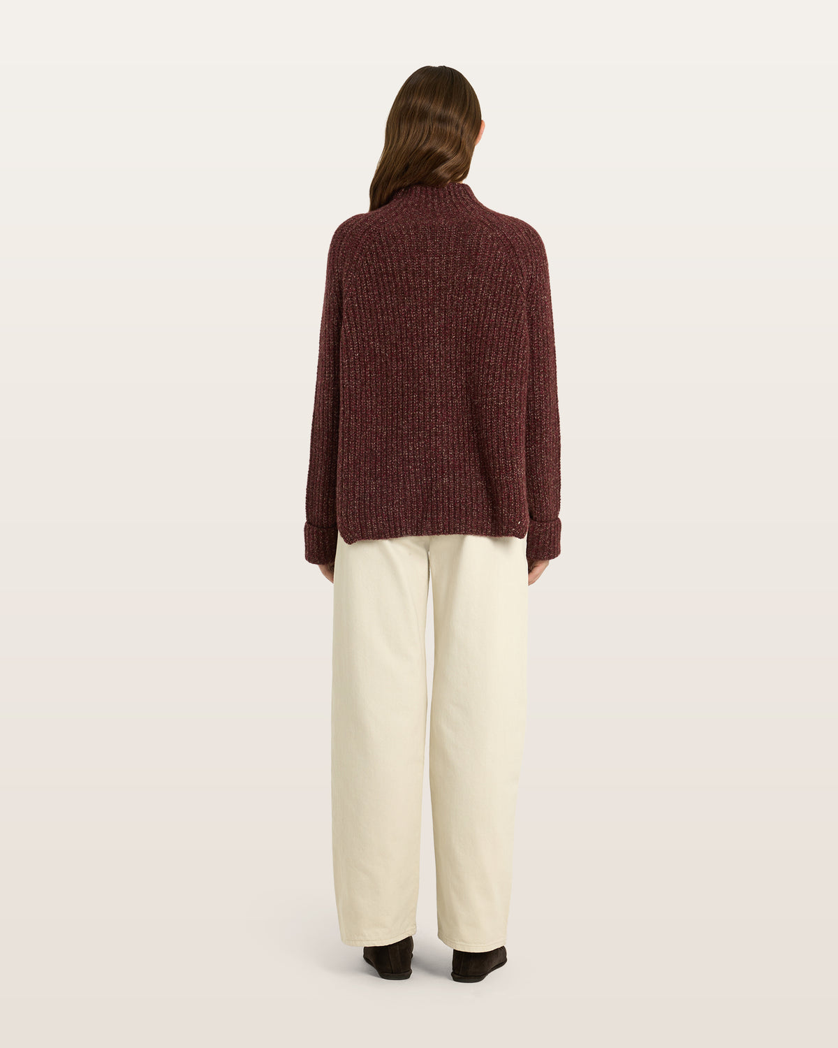 Damen Pullover aus 75 % Kaschmir und 25 % Seide in Vixen – Pullover in grober Halbpatent-Strickstruktur mit locker fallender Passform. Der Stehkragen, Raglanärmel sowie die langen, schmalen Ärmel mit umgeschlagenen Bündchen verleihen dem Modell eine moderne Silhouette. Seitliche Schlitze sorgen für zusätzlichen Tragekomfort und runden das zeitlose Design ab.