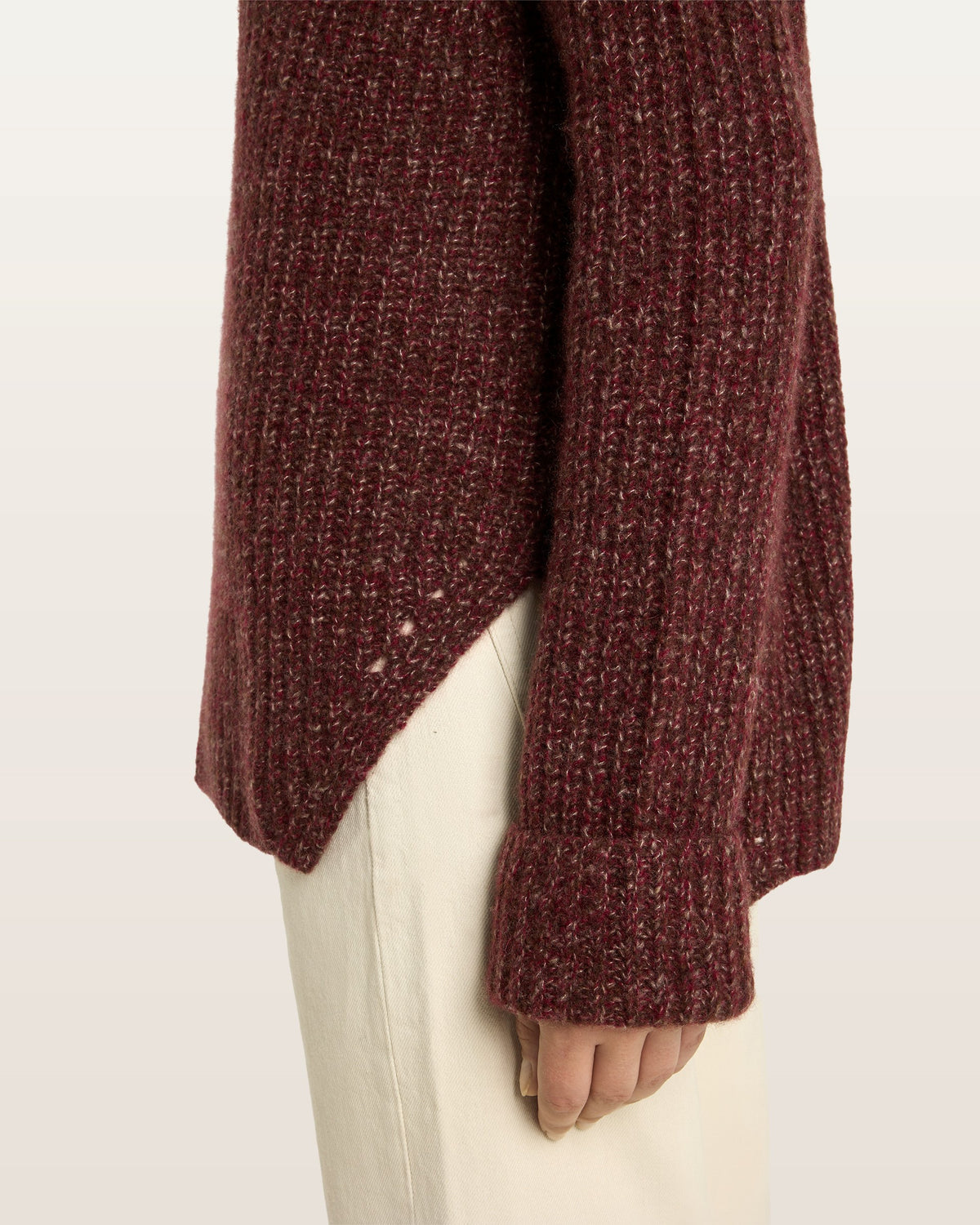 Damen Pullover aus 75 % Kaschmir und 25 % Seide in Vixen – Pullover in grober Halbpatent-Strickstruktur mit locker fallender Passform. Der Stehkragen, Raglanärmel sowie die langen, schmalen Ärmel mit umgeschlagenen Bündchen verleihen dem Modell eine moderne Silhouette. Seitliche Schlitze sorgen für zusätzlichen Tragekomfort und runden das zeitlose Design ab.