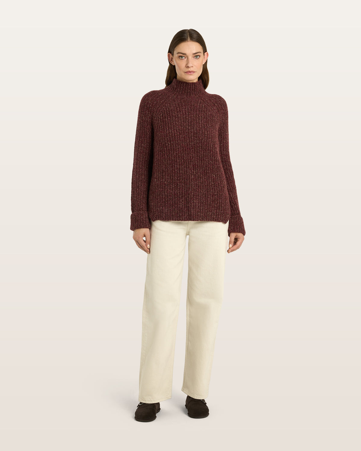 Damen Pullover aus 75 % Kaschmir und 25 % Seide in Vixen – Pullover in grober Halbpatent-Strickstruktur mit locker fallender Passform. Der Stehkragen, Raglanärmel sowie die langen, schmalen Ärmel mit umgeschlagenen Bündchen verleihen dem Modell eine moderne Silhouette. Seitliche Schlitze sorgen für zusätzlichen Tragekomfort und runden das zeitlose Design ab.