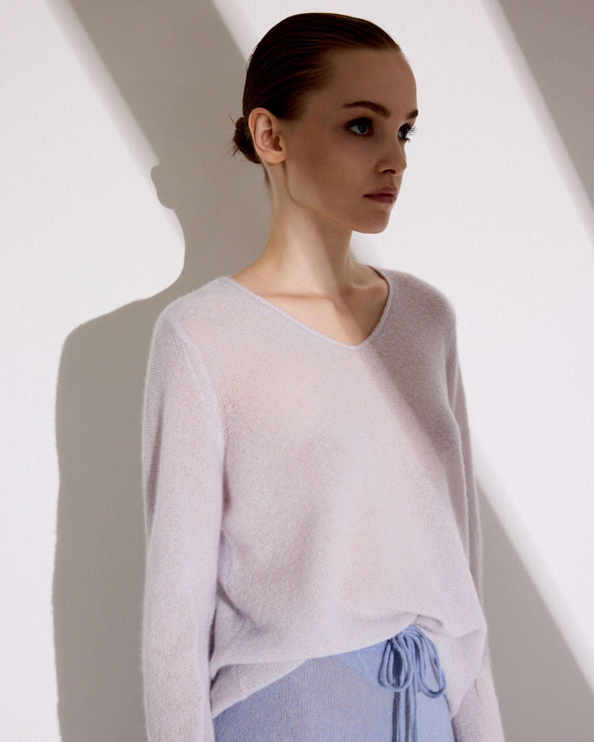 Damen Pullover aus 75 % Kaschmir und 25 % Seide in bluish white (hellblau) – leicht und luftig, links gestrickter Pullover in relaxter, figurbetonter Passform mit V-Ausschnitt, klassischer Schulterform sowie langen, schmalen Ärmeln mit dekorativ eingestrickten Ellenbogen-Patches