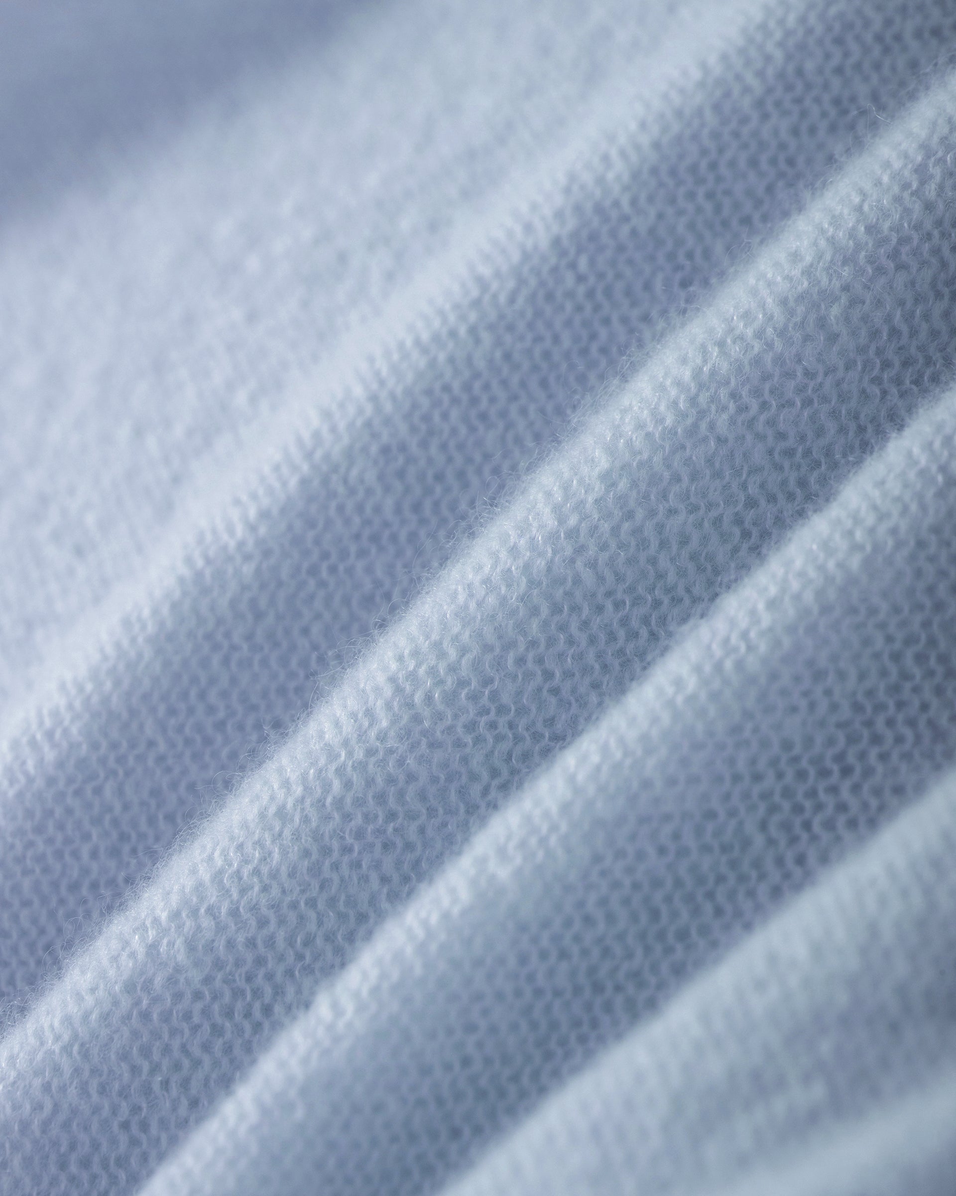 Damen Pullover aus 75 % Kaschmir und 25 % Seide in sky blue (blau) – leicht und luftig, links gestrickter Pullover in relaxter, figurbetonter Passform mit V-Ausschnitt, klassischer Schulterform sowie langen, schmalen Ärmeln mit dekorativ eingestrickten Ellenbogen-Patches