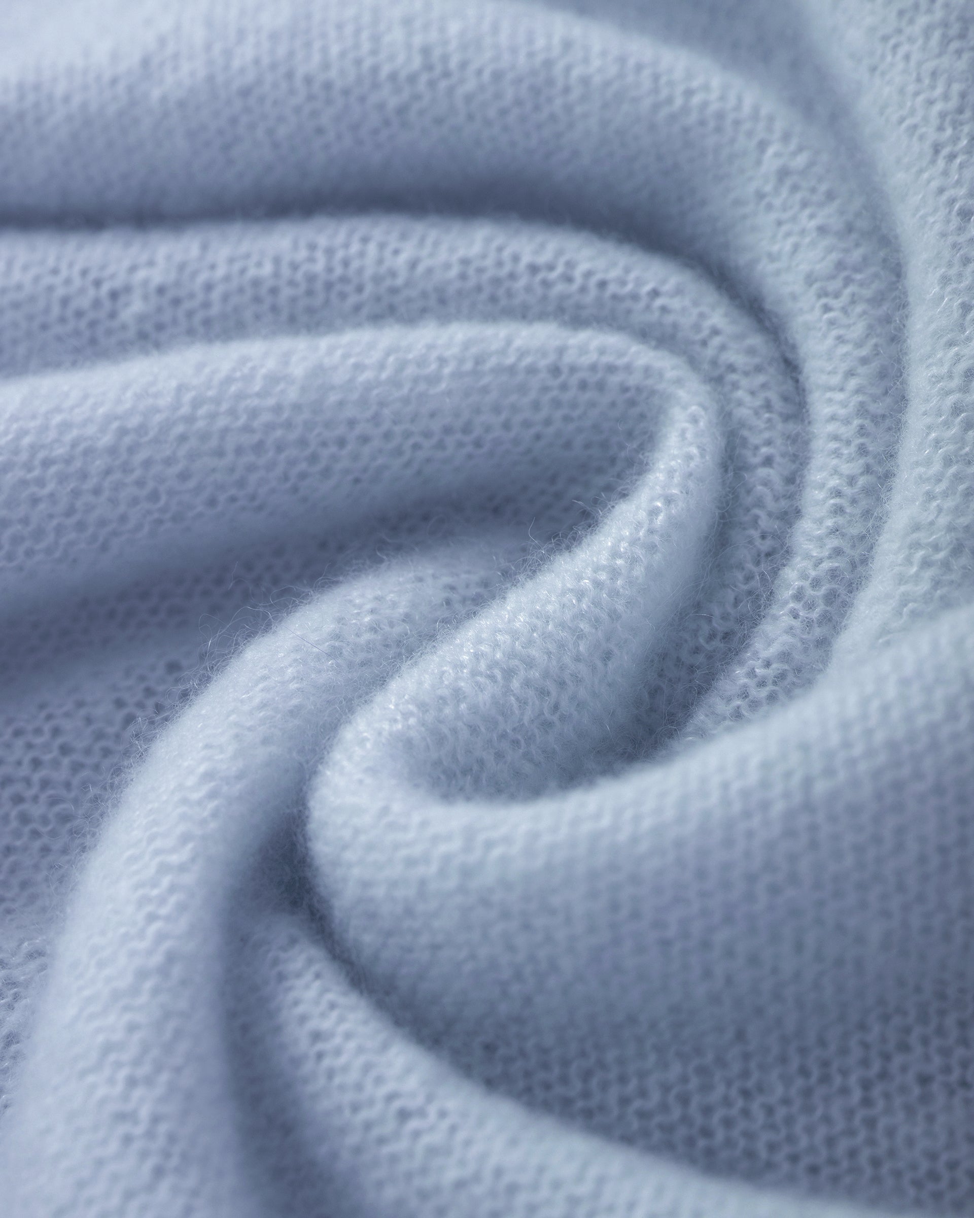 Damen Pullover aus 75 % Kaschmir und 25 % Seide in sky blue (blau) – leicht und luftig, links gestrickter Pullover in relaxter, figurbetonter Passform mit V-Ausschnitt, klassischer Schulterform sowie langen, schmalen Ärmeln mit dekorativ eingestrickten Ellenbogen-Patches