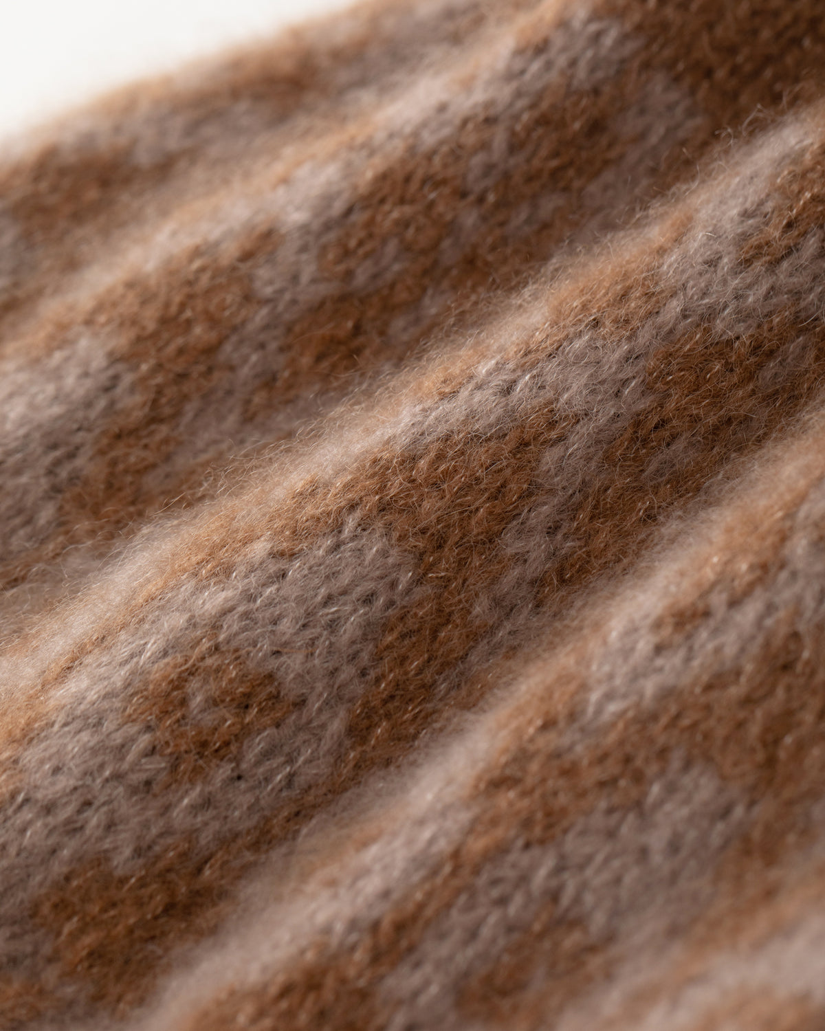 Mütze aus 75% Kaschmir, 25% Seide in Cocoa Twine – Zweifarbig gestrickte Mütze mit geometrischem Jacquardmuster, geripptem Umschlag mit vertikaler Struktur und abgerundeter Form.