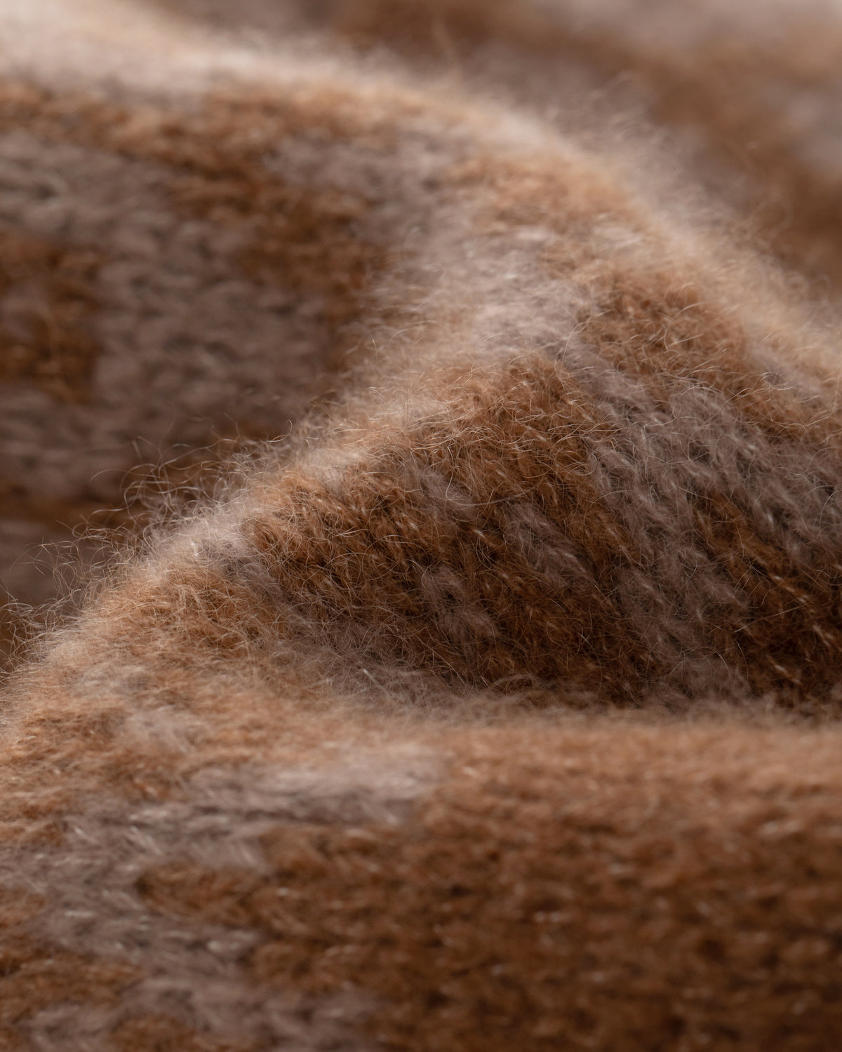 Mütze aus 75% Kaschmir, 25% Seide in Cocoa Twine – Zweifarbig gestrickte Mütze mit geometrischem Jacquardmuster, geripptem Umschlag mit vertikaler Struktur und abgerundeter Form.