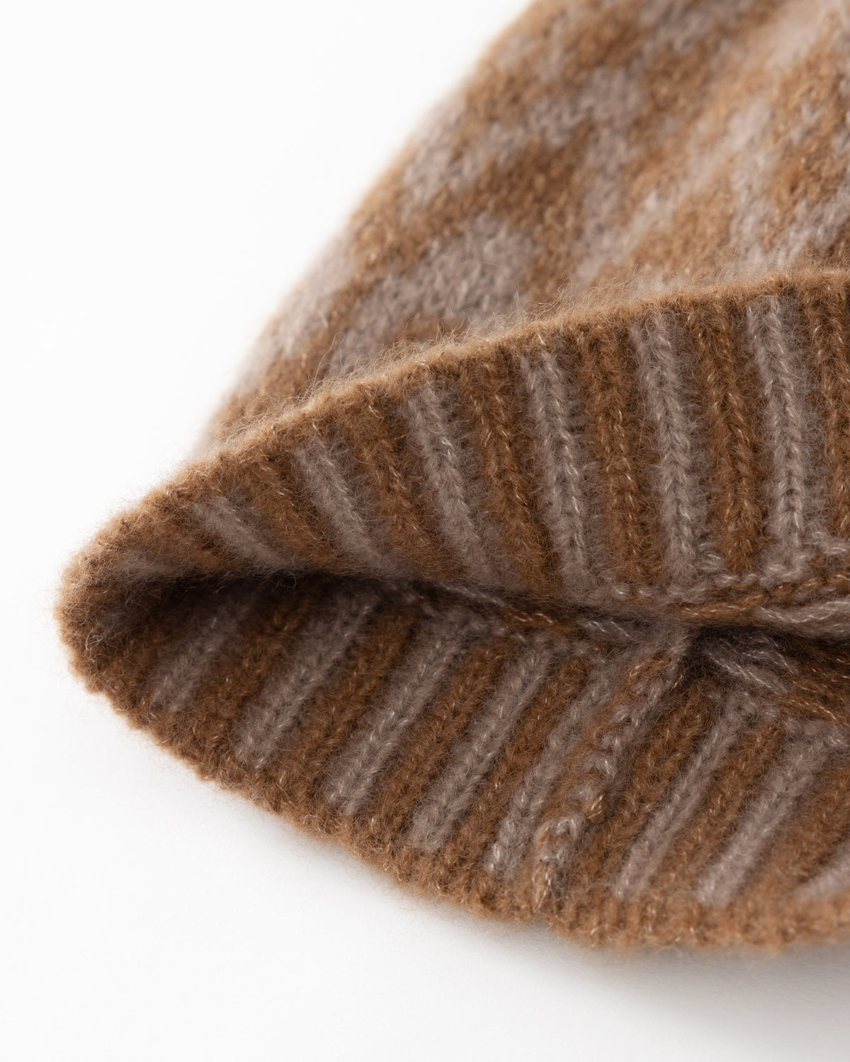 Mütze aus 75% Kaschmir, 25% Seide in Cocoa Twine – Zweifarbig gestrickte Mütze mit geometrischem Jacquardmuster, geripptem Umschlag mit vertikaler Struktur und abgerundeter Form.
