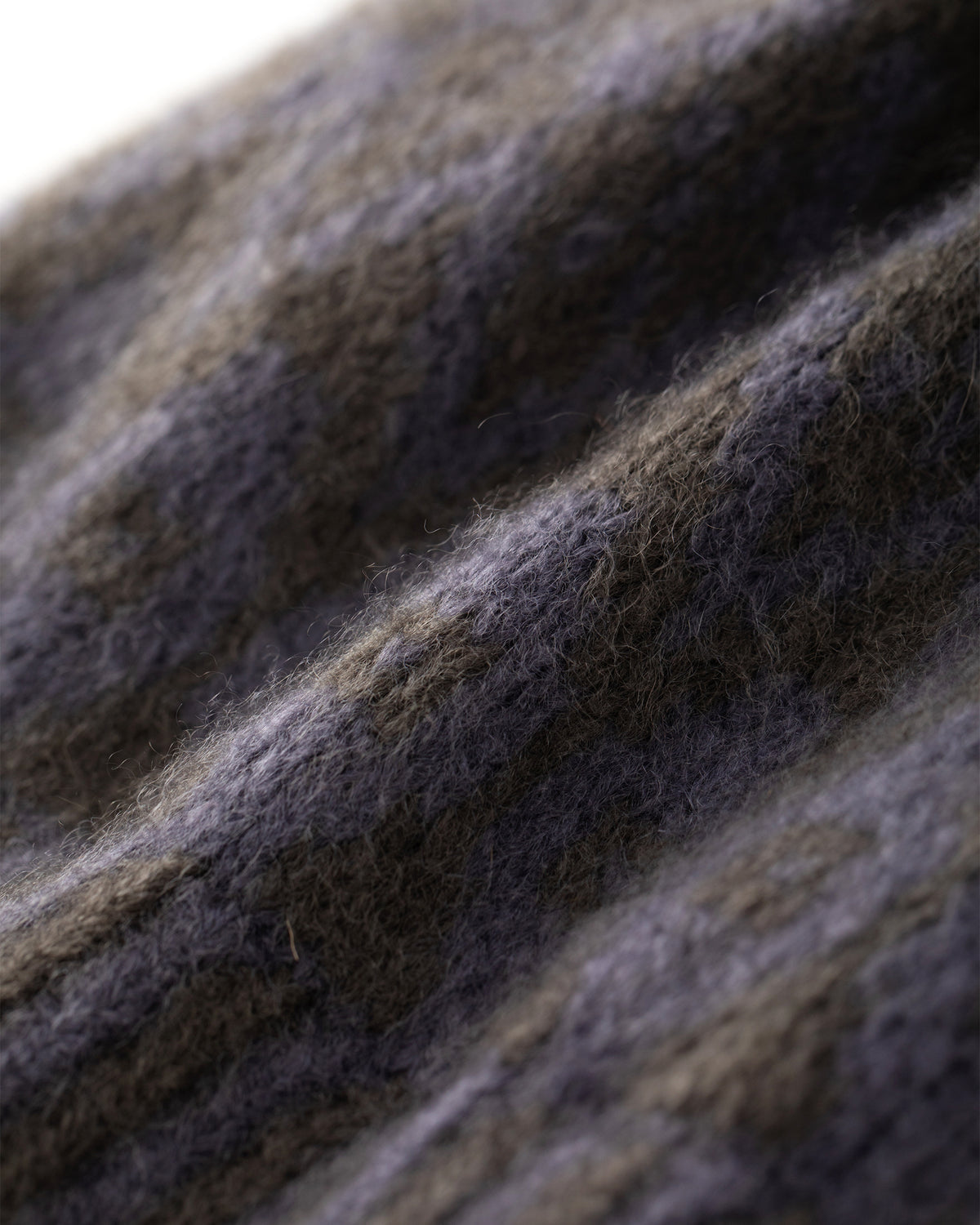 Mütze aus 75% Kaschmir, 25% Seide in Forest Grey – Zweifarbig gestrickte Mütze mit geometrischem Jacquardmuster, geripptem Umschlag mit vertikaler Struktur und abgerundeter Form.