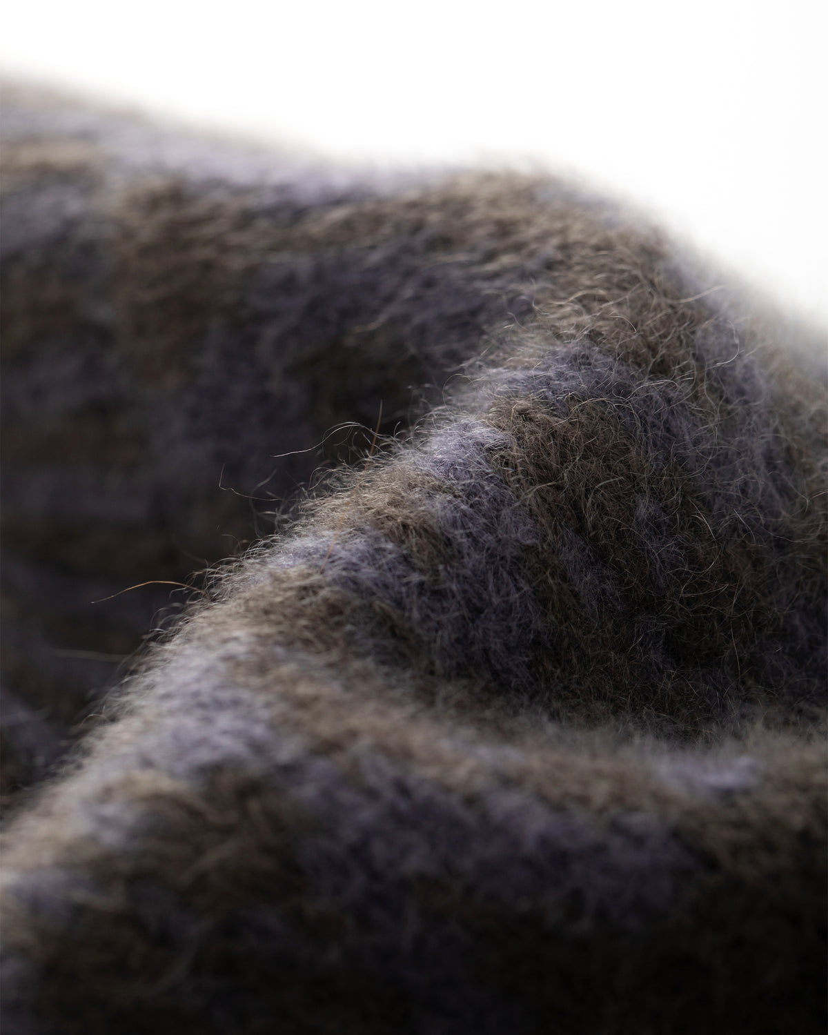Mütze aus 75% Kaschmir, 25% Seide in Forest Grey – Zweifarbig gestrickte Mütze mit geometrischem Jacquardmuster, geripptem Umschlag mit vertikaler Struktur und abgerundeter Form.