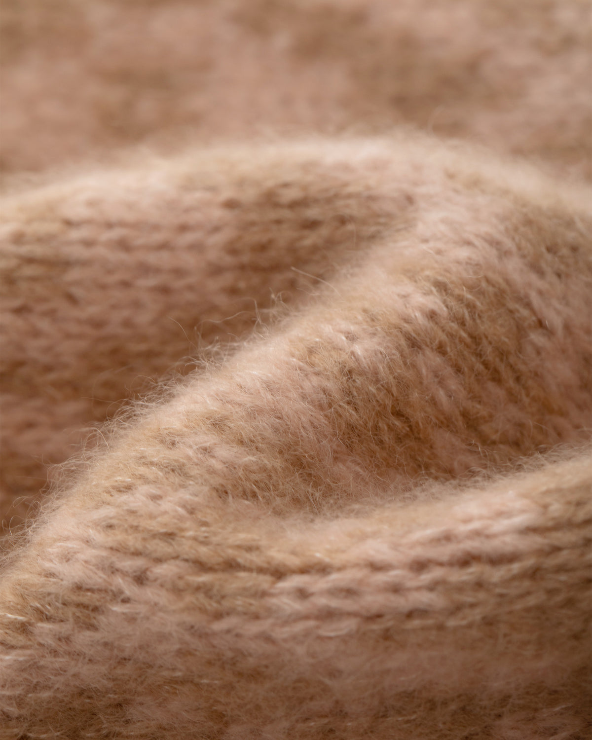 Mütze aus 75% Kaschmir, 25% Seide in Sand Rose – Zweifarbig gestrickte Mütze mit geometrischem Jacquardmuster, geripptem Umschlag mit vertikaler Struktur und abgerundeter Form.