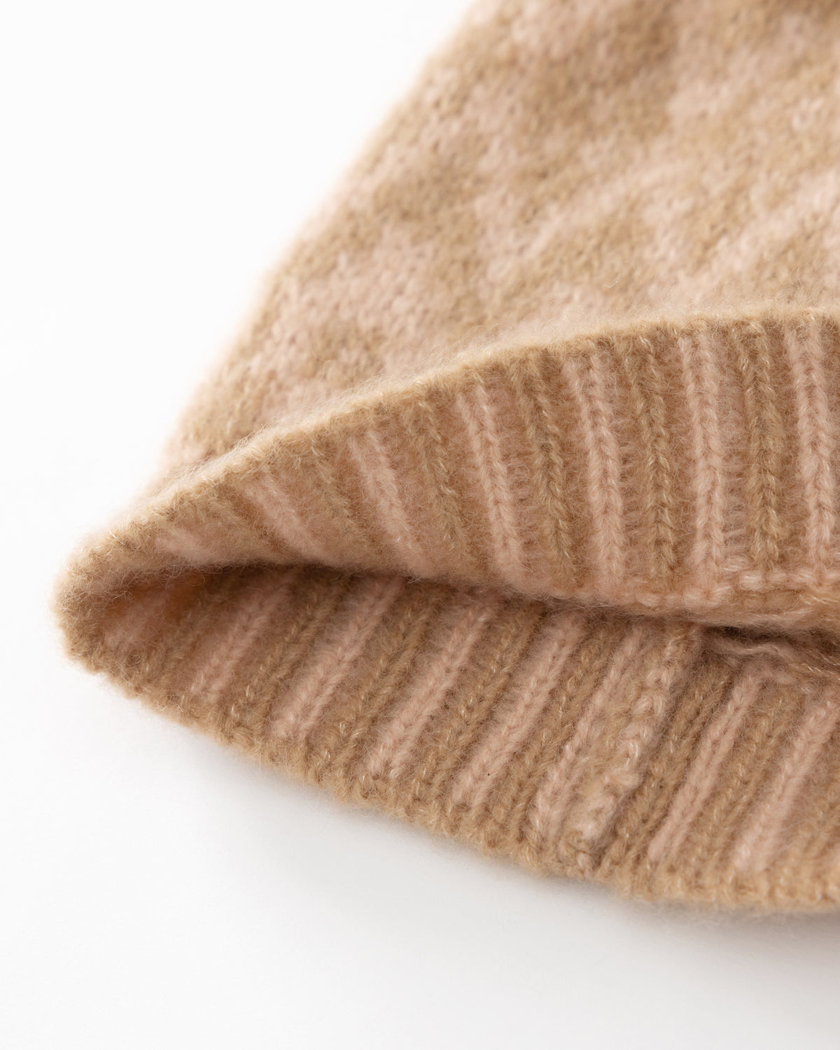 Mütze aus 75% Kaschmir, 25% Seide in Sand Rose – Zweifarbig gestrickte Mütze mit geometrischem Jacquardmuster, geripptem Umschlag mit vertikaler Struktur und abgerundeter Form.