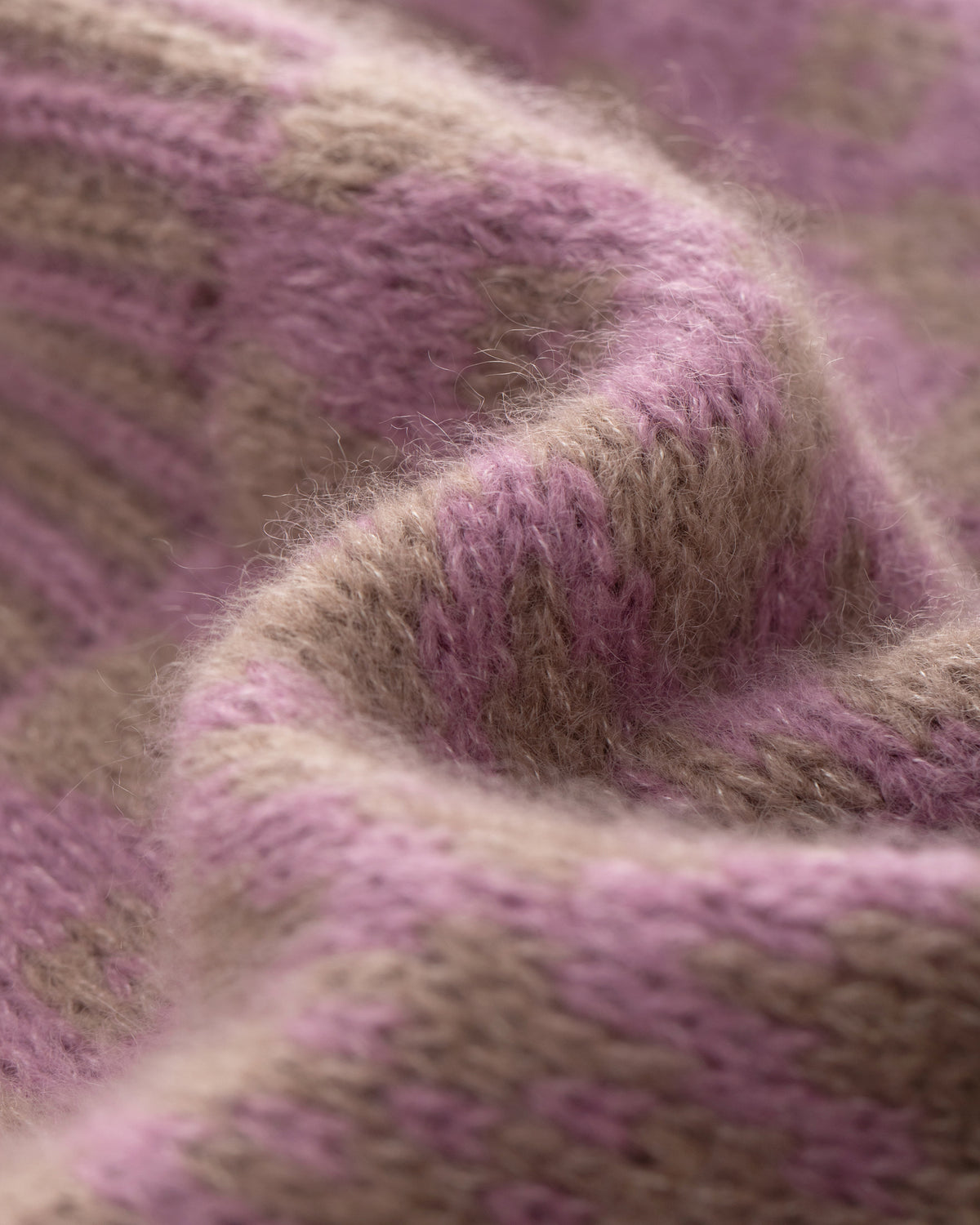 Mütze aus 75% Kaschmir, 25% Seide in Twine Lilac – Zweifarbig gestrickte Mütze mit geometrischem Jacquardmuster, geripptem Umschlag mit vertikaler Struktur und abgerundeter Form.