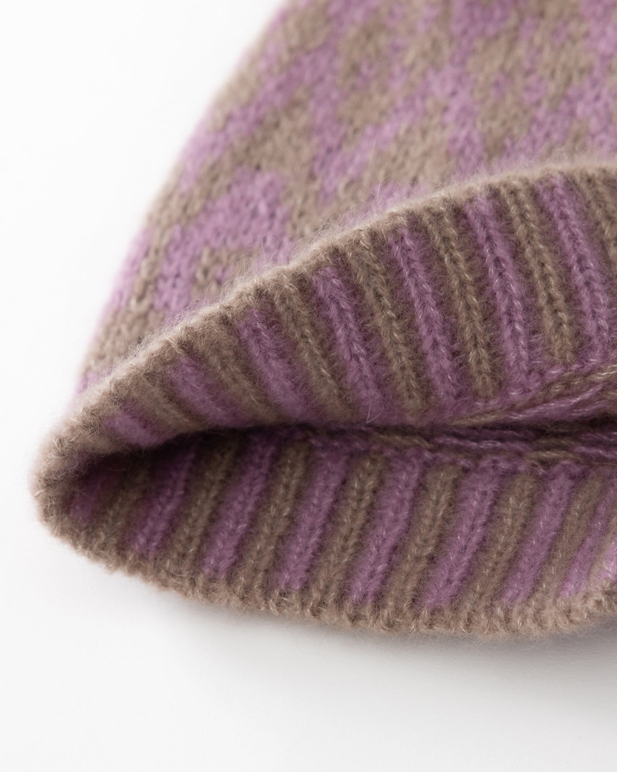Mütze aus 75% Kaschmir, 25% Seide in Twine Lilac – Zweifarbig gestrickte Mütze mit geometrischem Jacquardmuster, geripptem Umschlag mit vertikaler Struktur und abgerundeter Form.