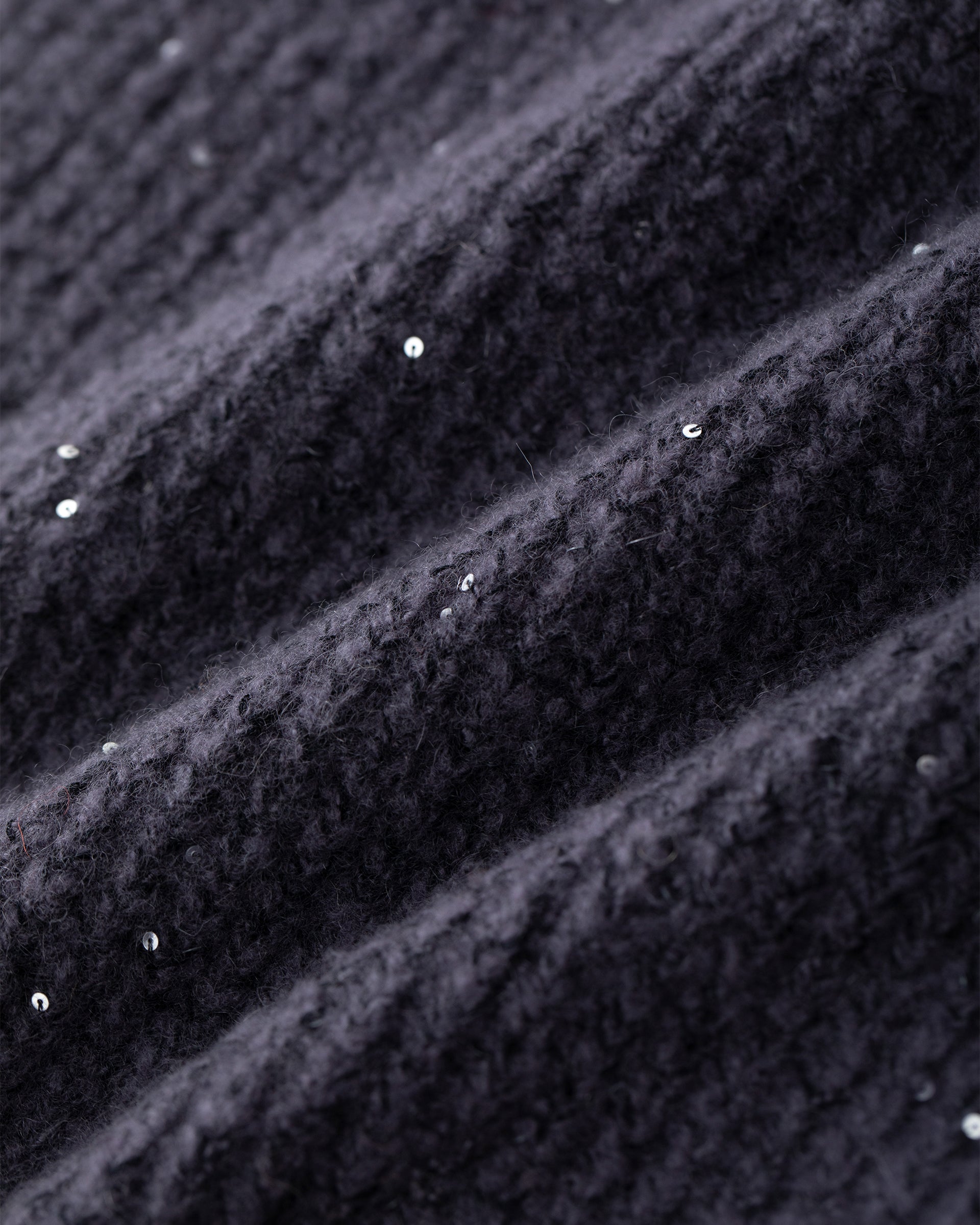 Damen Pullover aus 56 % Kaschmir, 28 % Baumwolle, 12 % Polyamid, 2 % Elastan und 2 % Pailletten in Graphite Grey – Pullover in Halbpatent-Strickstruktur und grober Strickqualität mit locker fallender Passform, Stehkragen, Raglanärmeln sowie langen, schmalen Ärmeln. Schlitze an den Seiten und dezent eingearbeitete Pailletten verleihen dem Modell eine moderne, elegante Ausstrahlung.