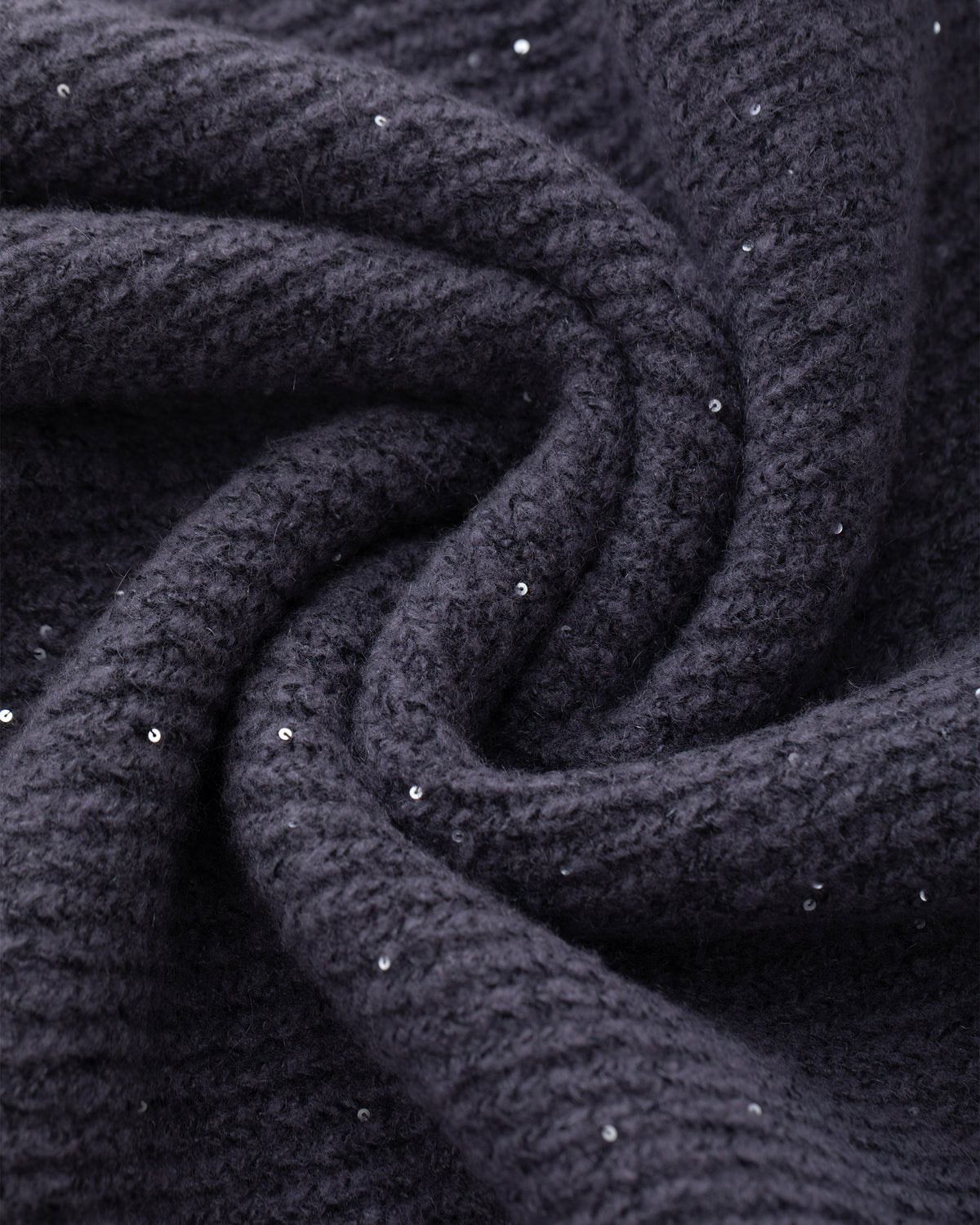 Damen Pullover aus 56 % Kaschmir, 28 % Baumwolle, 12 % Polyamid, 2 % Elastan und 2 % Pailletten in Graphite Grey – Pullover in Halbpatent-Strickstruktur und grober Strickqualität mit locker fallender Passform, Stehkragen, Raglanärmeln sowie langen, schmalen Ärmeln. Schlitze an den Seiten und dezent eingearbeitete Pailletten verleihen dem Modell eine moderne, elegante Ausstrahlung.