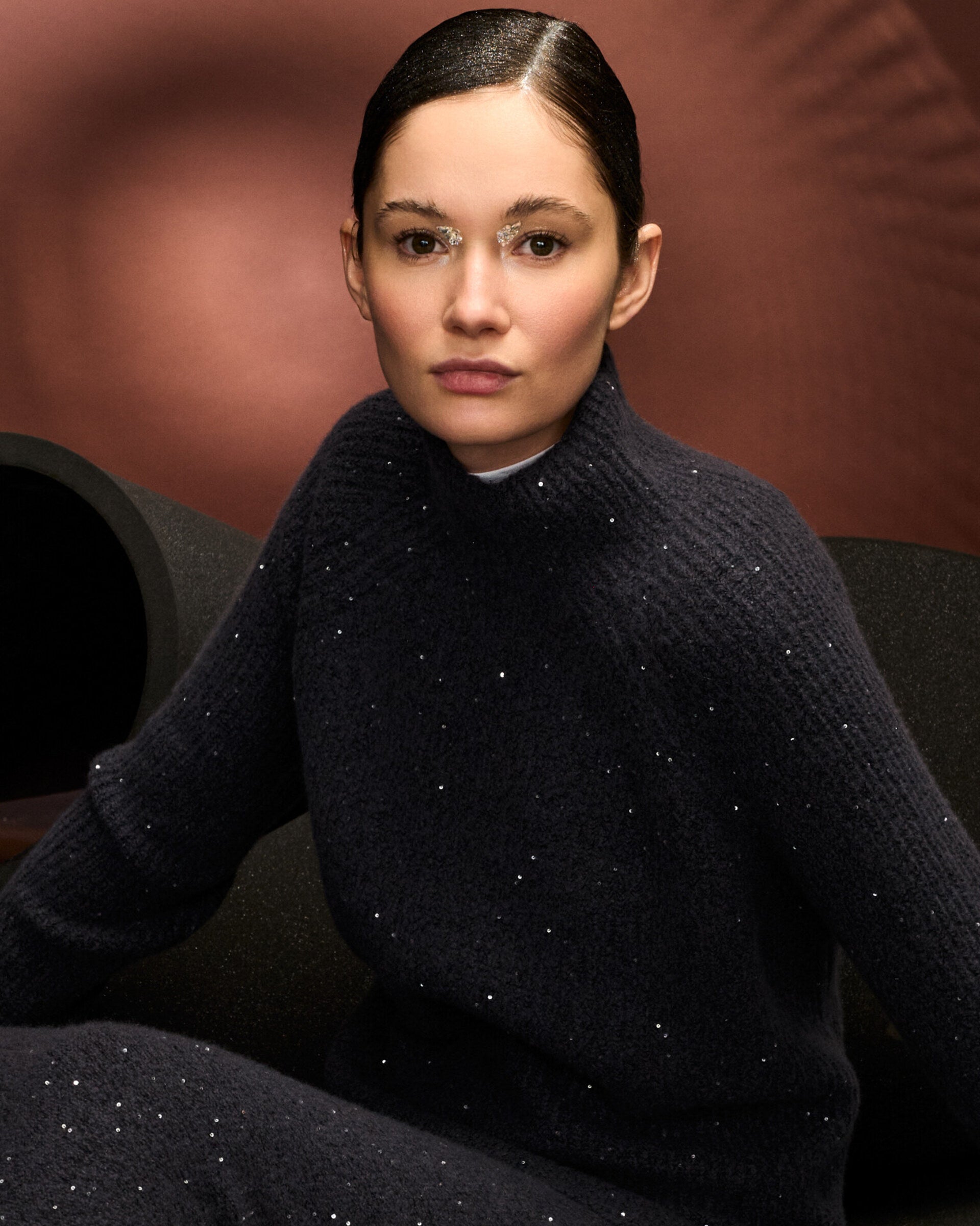 Damen Pullover aus 56 % Kaschmir, 28 % Baumwolle, 12 % Polyamid, 2 % Elastan und 2 % Pailletten in Graphite Grey – Pullover in Halbpatent-Strickstruktur und grober Strickqualität mit locker fallender Passform, Stehkragen, Raglanärmeln sowie langen, schmalen Ärmeln. Schlitze an den Seiten und dezent eingearbeitete Pailletten verleihen dem Modell eine moderne, elegante Ausstrahlung.