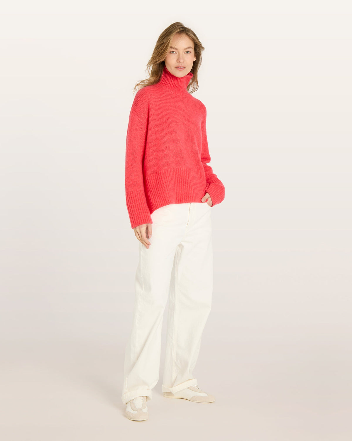 Damen Pullover aus 75% Kaschmir, 25% Seide in Calypso – Locker geschnittener Pullover mit Rollkragen, breiten Rippbündchen an Saum und Ärmeln sowie dezenten Seitenschlitzen.