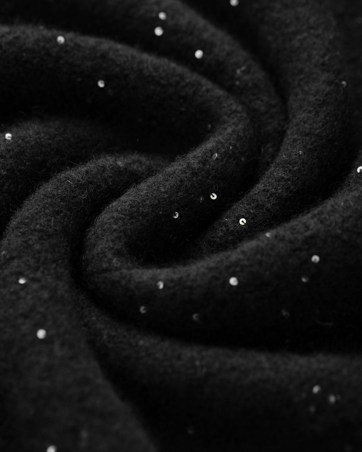 Damen Strickrock aus 56 % Kaschmir, 28 % Baumwolle, 12 % Polyamid, 2 % Elastan und 2 % Pailletten in Black – links gestrickter Rock in mittelschwerer Qualität mit figurbetonter A-Linie und Midi-Länge. Das Modell verfügt über einen Taillenbund mit Gummizug. Dezent eingearbeitete Pailletten verleihen dem Rock einen eleganten, schimmernden Akzent.
