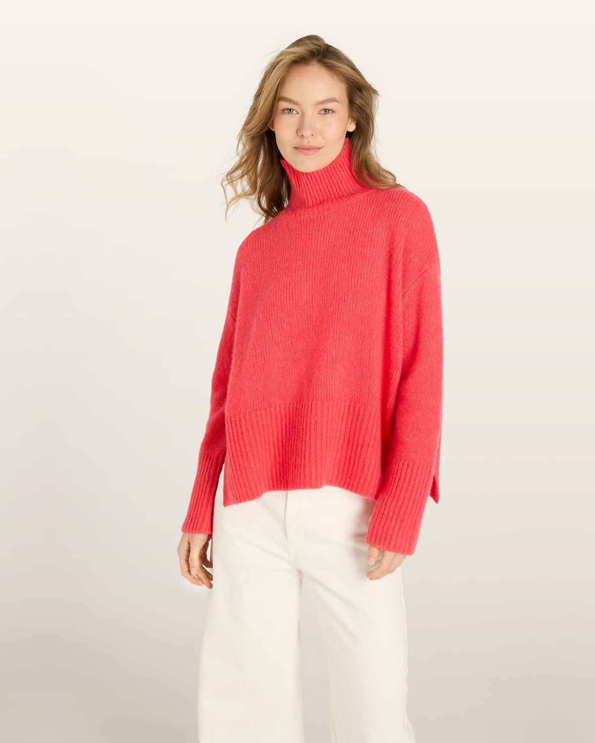 Damen Pullover aus 75% Kaschmir, 25% Seide in Calypso – Locker geschnittener Pullover mit Rollkragen, breiten Rippbündchen an Saum und Ärmeln sowie dezenten Seitenschlitzen.