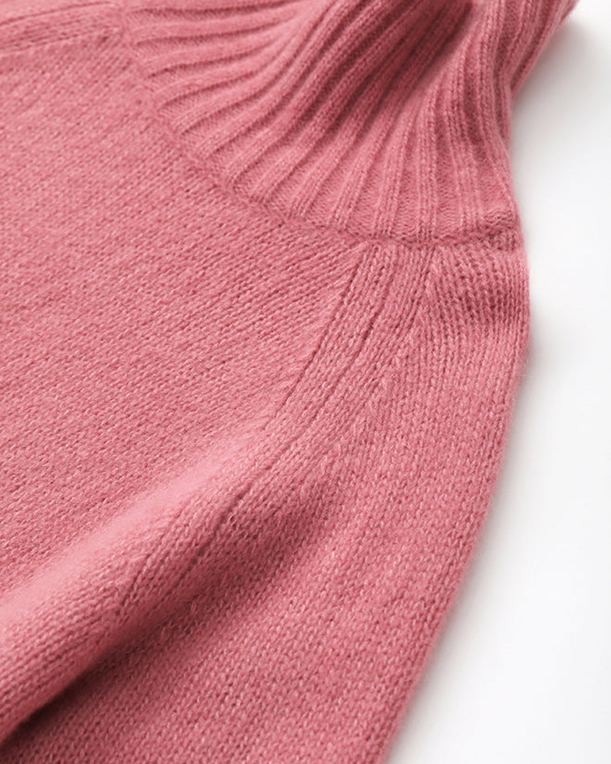 Damen Pullover aus 75 % Kaschmir und 25 % Seide in Sienna – glatt gestrickter Pullover in mittelschwerer Qualität mit langer, relaxter Passform, die zum Saum hin leicht ausgestellt ist. Das Modell verfügt über einen Stehkragen in Rippstruktur, Raglanschultern sowie lange, schmale Ärmel. Hohe Ärmelbündchen und der Saum sind in Rippstruktur gearbeitet und verleihen dem Pullover eine moderne, elegante Silhouette.
