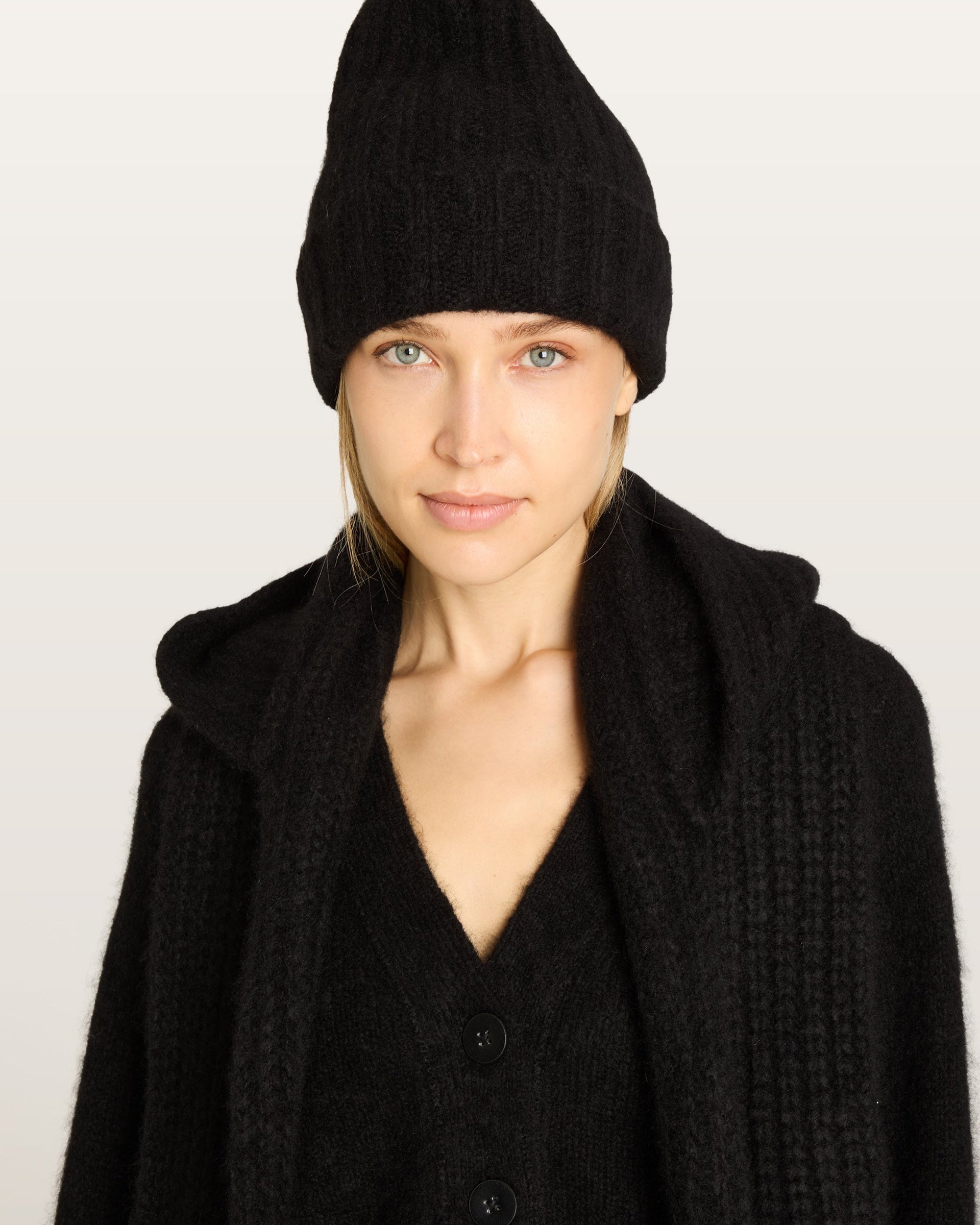 Damen Mütze aus 75 % Kaschmir und 25 % Seide in Black – Mütze in mittelschwerer Strickqualität mit Rippstruktur und klassischem Umschlag. Das zeitlose Design verbindet hohen Tragekomfort mit einer weichen, wärmenden Haptik.
