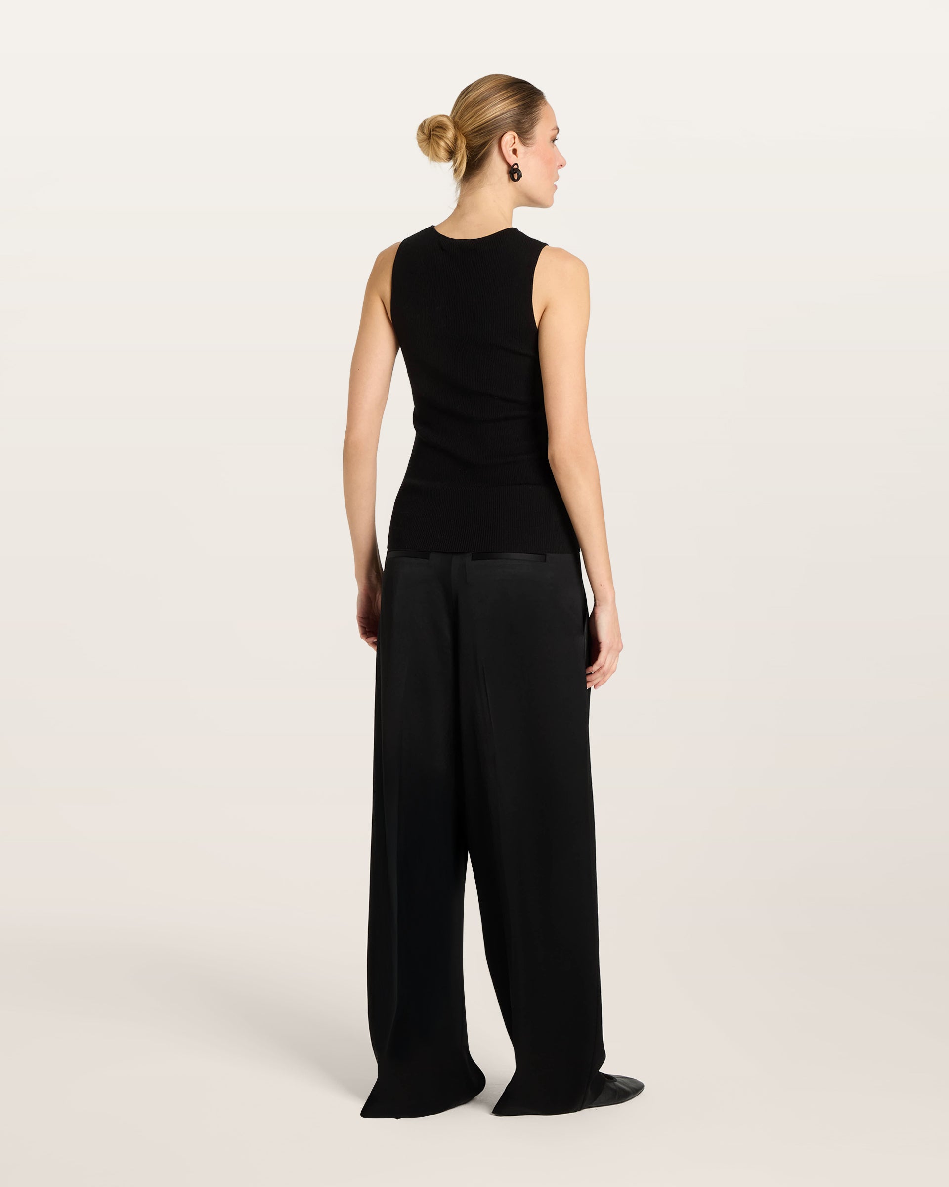 Damen Top in black (schwarz) aus 100 % Extra Fine Merino – feiner Rippstrick, sehr elastisch, figurbetonter Schnitt, Rundhalsausschnitt und klassische Schulterform