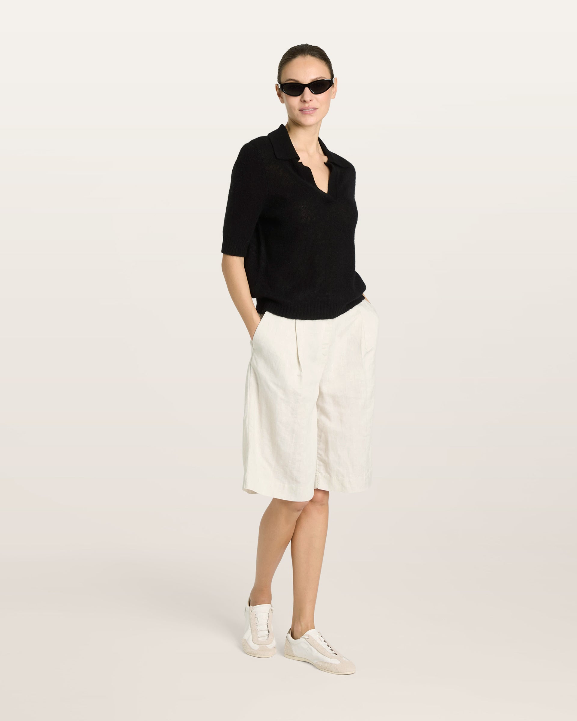 Damen Kurzarm-Pullover in black (schwarz) aus Kaschmir-Seide – leichter luftiger Strick mit Polokragen, Halbarm und relaxter Passform