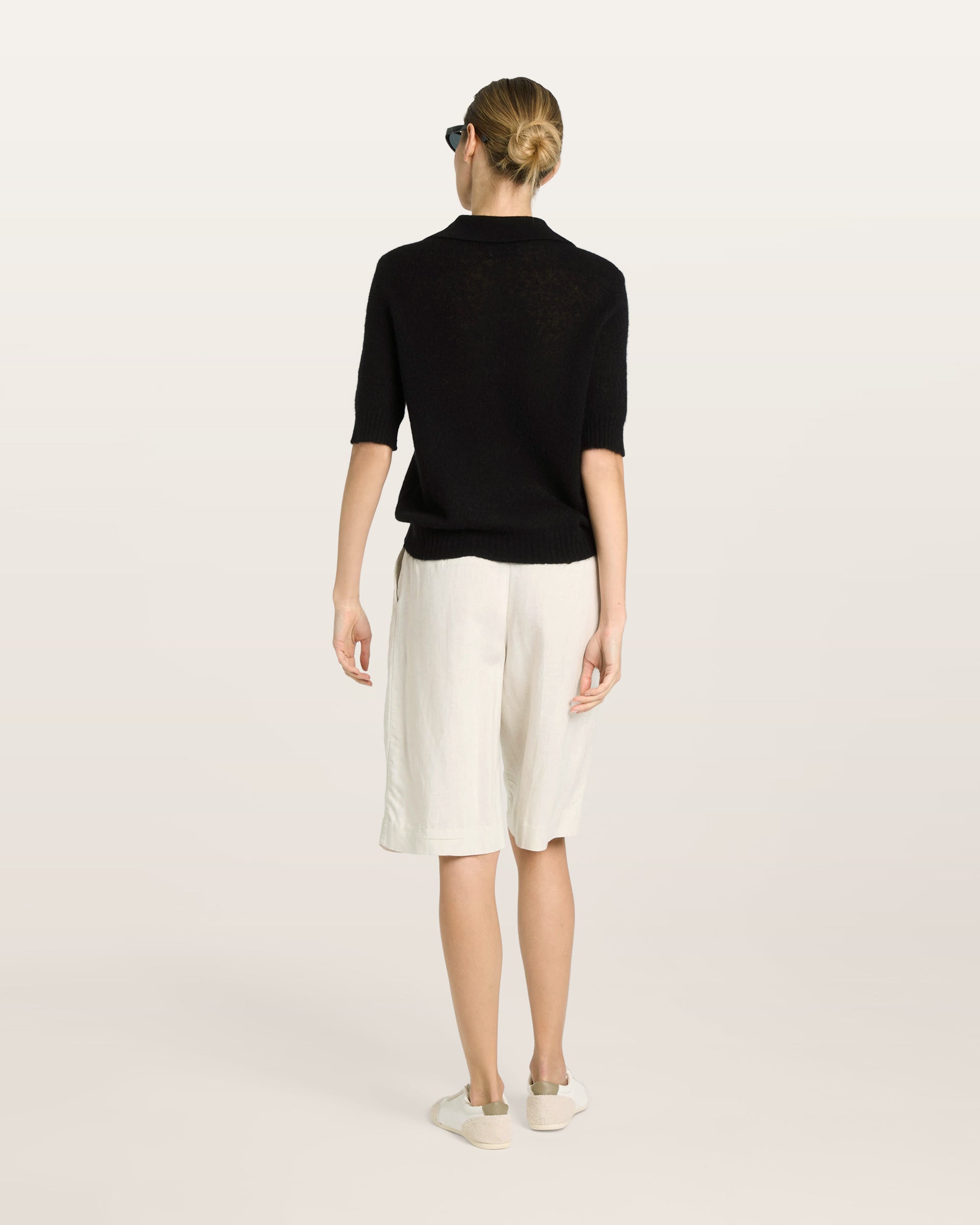 Damen Kurzarm-Pullover in black (schwarz) aus Kaschmir-Seide – leichter luftiger Strick mit Polokragen, Halbarm und relaxter Passform