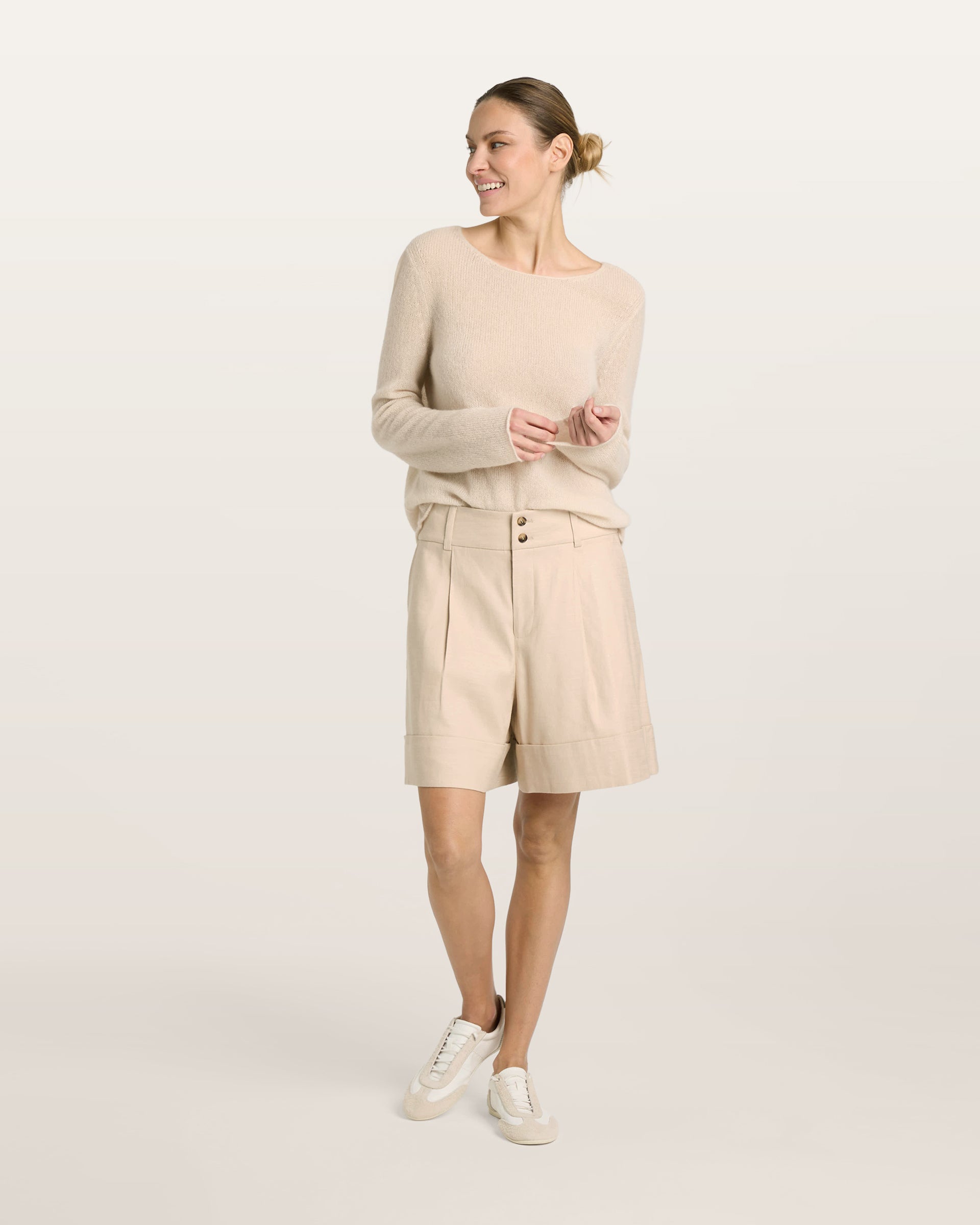 Damen Pullover in lunar (cremeweiß) aus Kaschmir-Seide – glatt und luftig gestrickt, mit großem Rundhalsausschnitt, langen schmalen Ärmeln und relaxter Passform