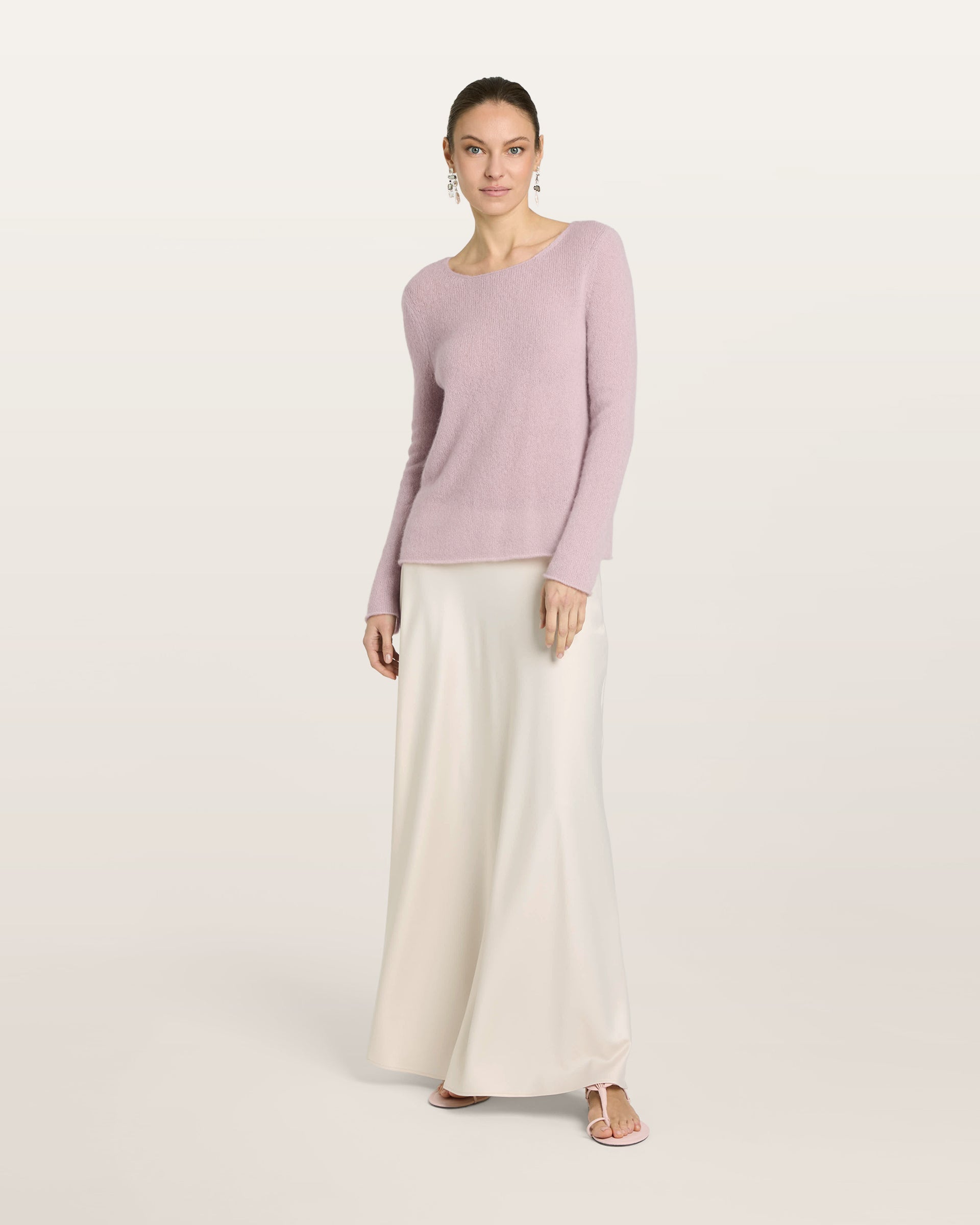 Damen Pullover in pinkish grey (rosa) aus Kaschmir-Seide – glatt und luftig gestrickt, mit großem Rundhalsausschnitt, langen schmalen Ärmeln und relaxter Passform