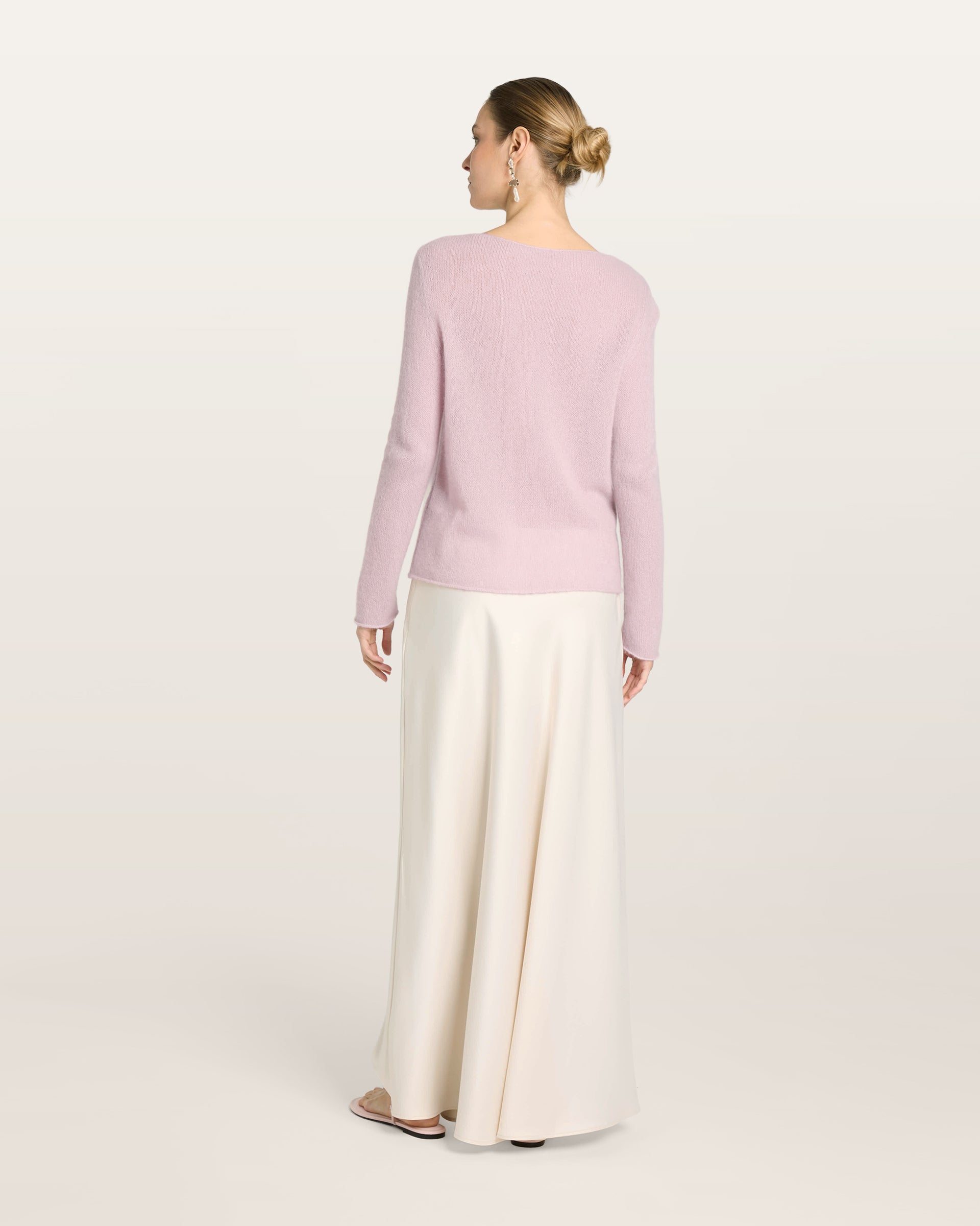 Damen Pullover in pinkish grey (rosa) aus Kaschmir-Seide – glatt und luftig gestrickt, mit großem Rundhalsausschnitt, langen schmalen Ärmeln und relaxter Passform