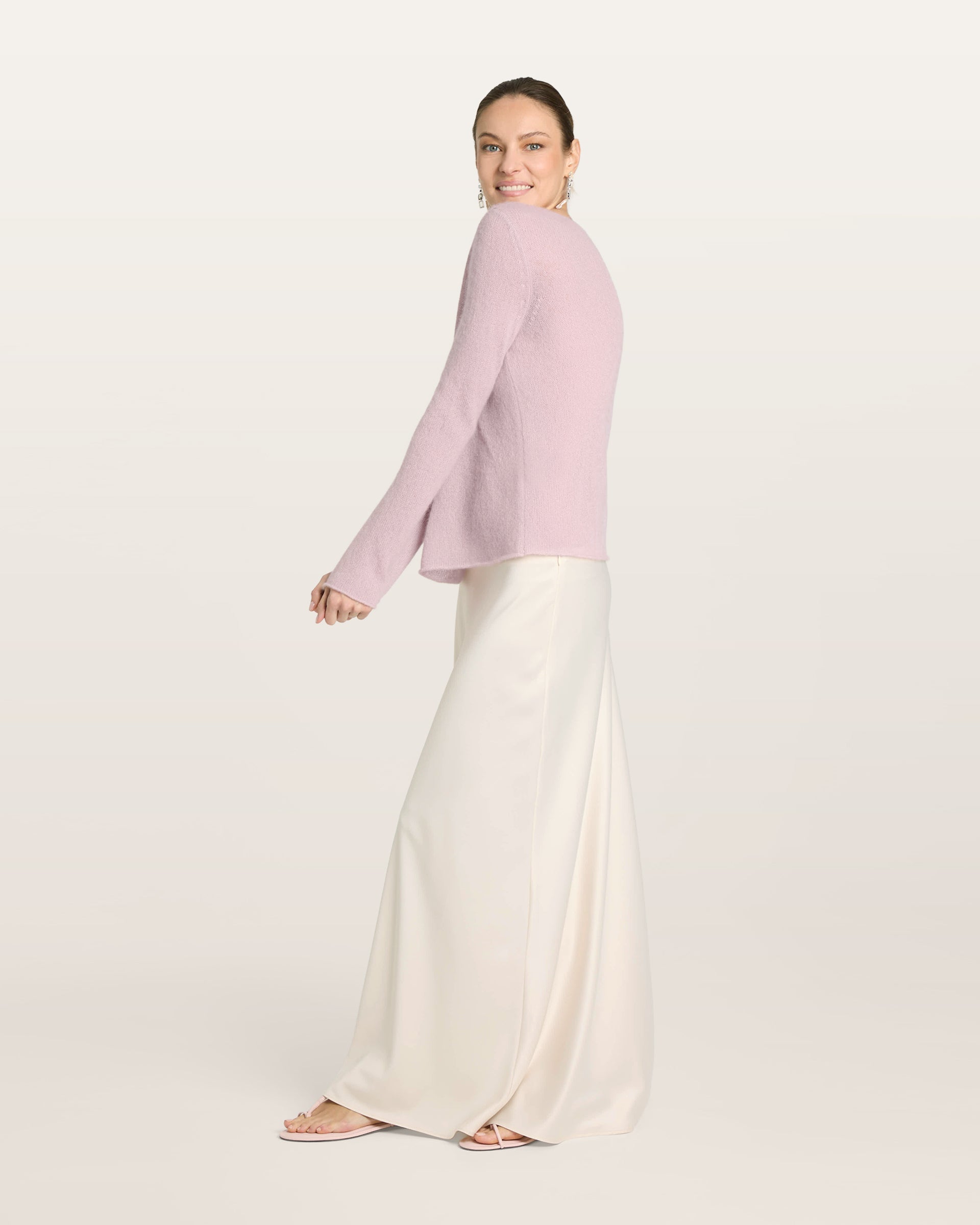 Damen Pullover in pinkish grey (rosa) aus Kaschmir-Seide – glatt und luftig gestrickt, mit großem Rundhalsausschnitt, langen schmalen Ärmeln und relaxter Passform