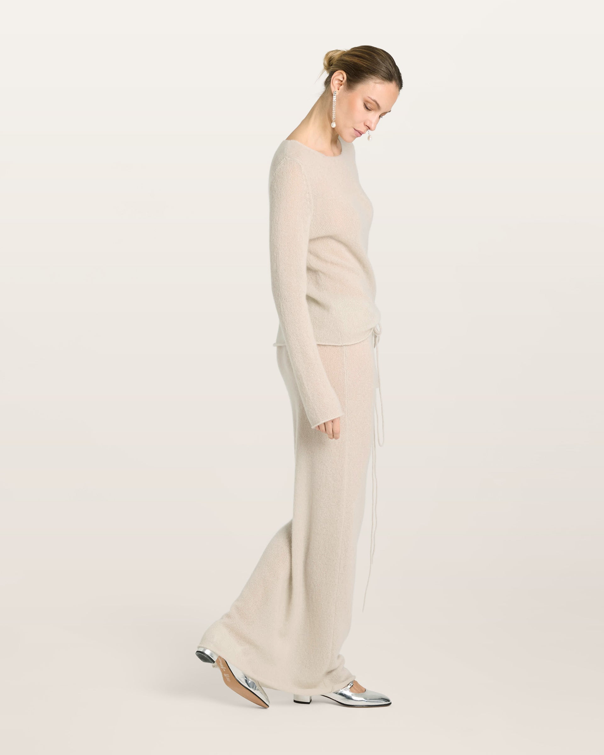 Damen Pullover in royal silver (grau) aus Kaschmir-Seide – glatt und luftig gestrickt, mit großem Rundhalsausschnitt, langen schmalen Ärmeln und relaxter Passform