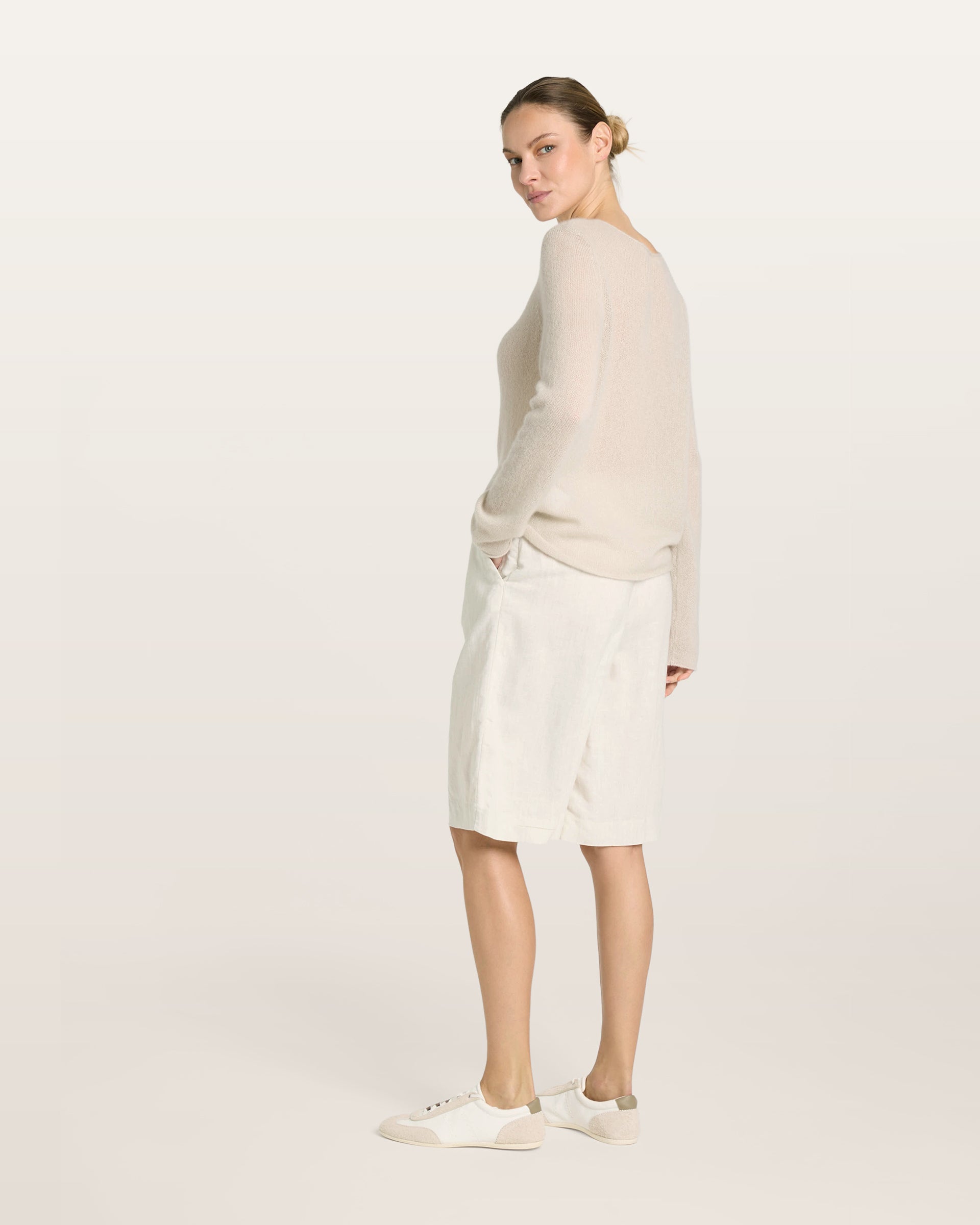 Damen Pullover in royal silver (grau) aus Kaschmir-Seide – glatt und luftig gestrickt, mit großem Rundhalsausschnitt, langen schmalen Ärmeln und relaxter Passform