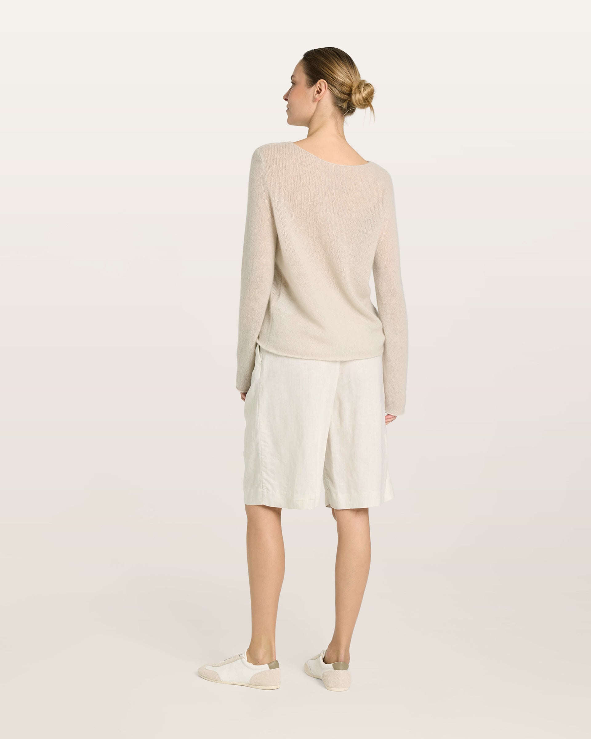 Damen Pullover in royal silver (grau) aus Kaschmir-Seide – glatt und luftig gestrickt, mit großem Rundhalsausschnitt, langen schmalen Ärmeln und relaxter Passform