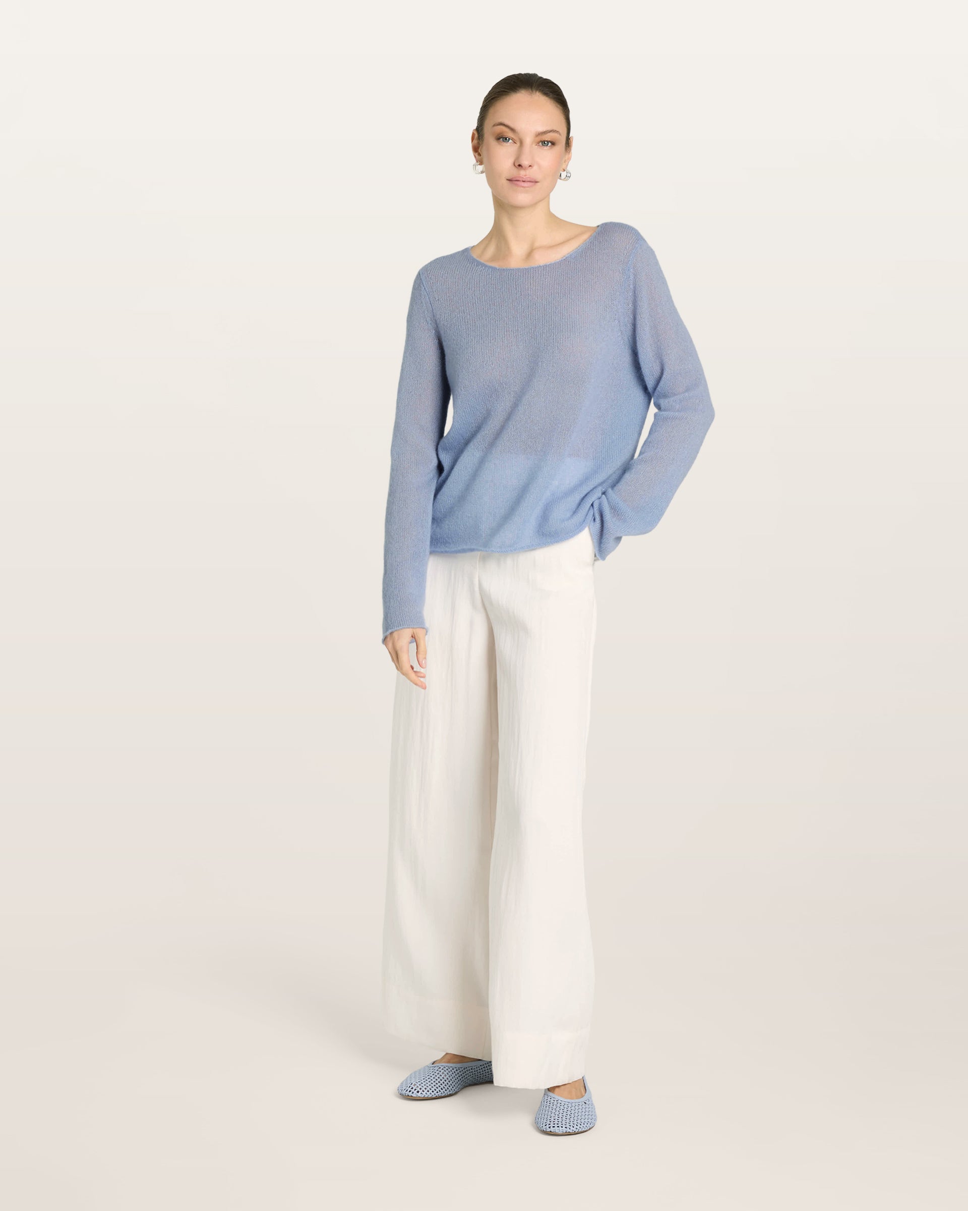 Damen Pullover in sky blue (blau) aus Kaschmir-Seide – glatt und luftig gestrickt, mit großem Rundhalsausschnitt, langen schmalen Ärmeln und relaxter Passform