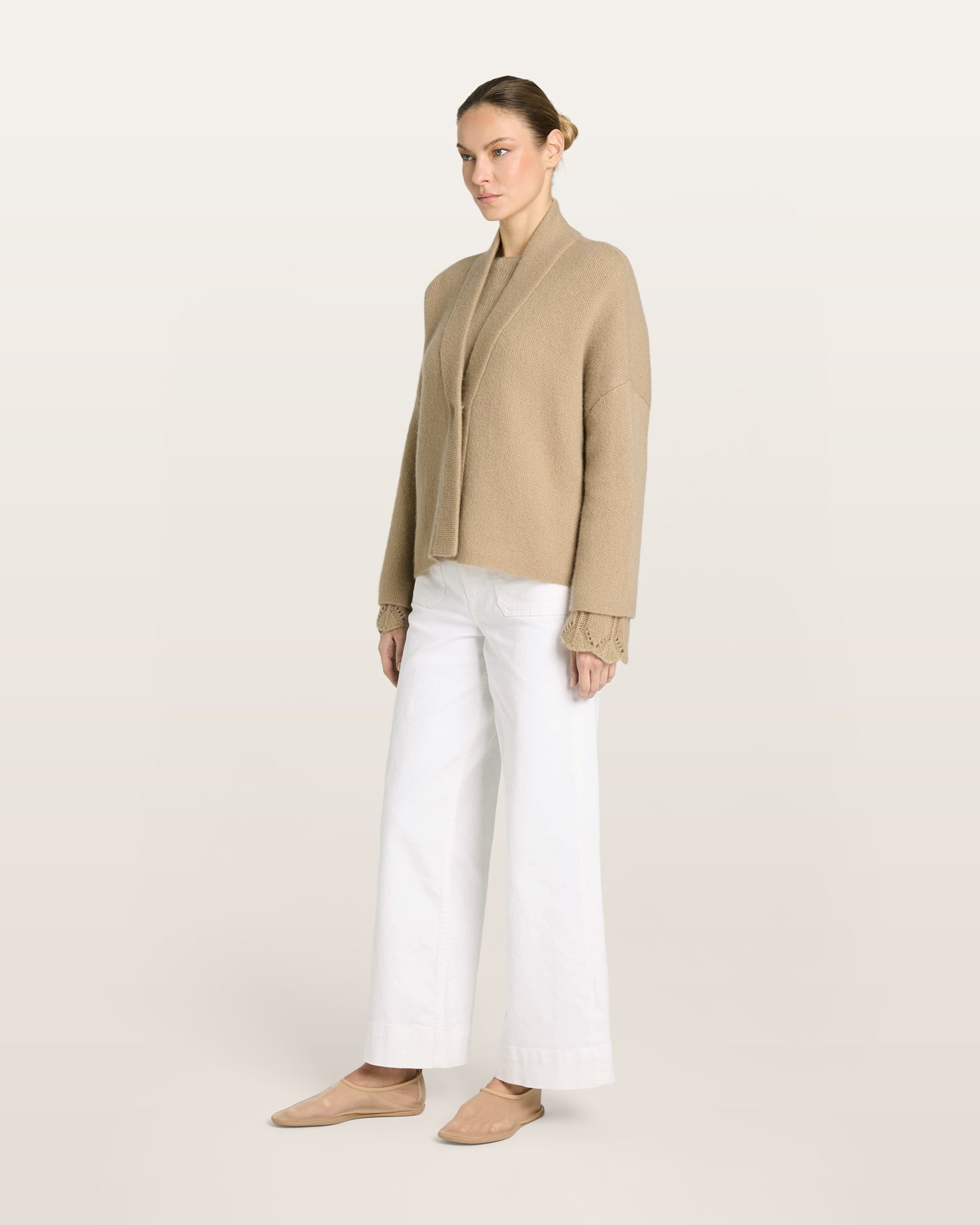 Damen Cardigan in Mokka (beige) aus Kaschmir-Seide – mittelschwerer Strick, oversized Passform, lange weite Ärmel und doppelte Leiste mit Druckknopf