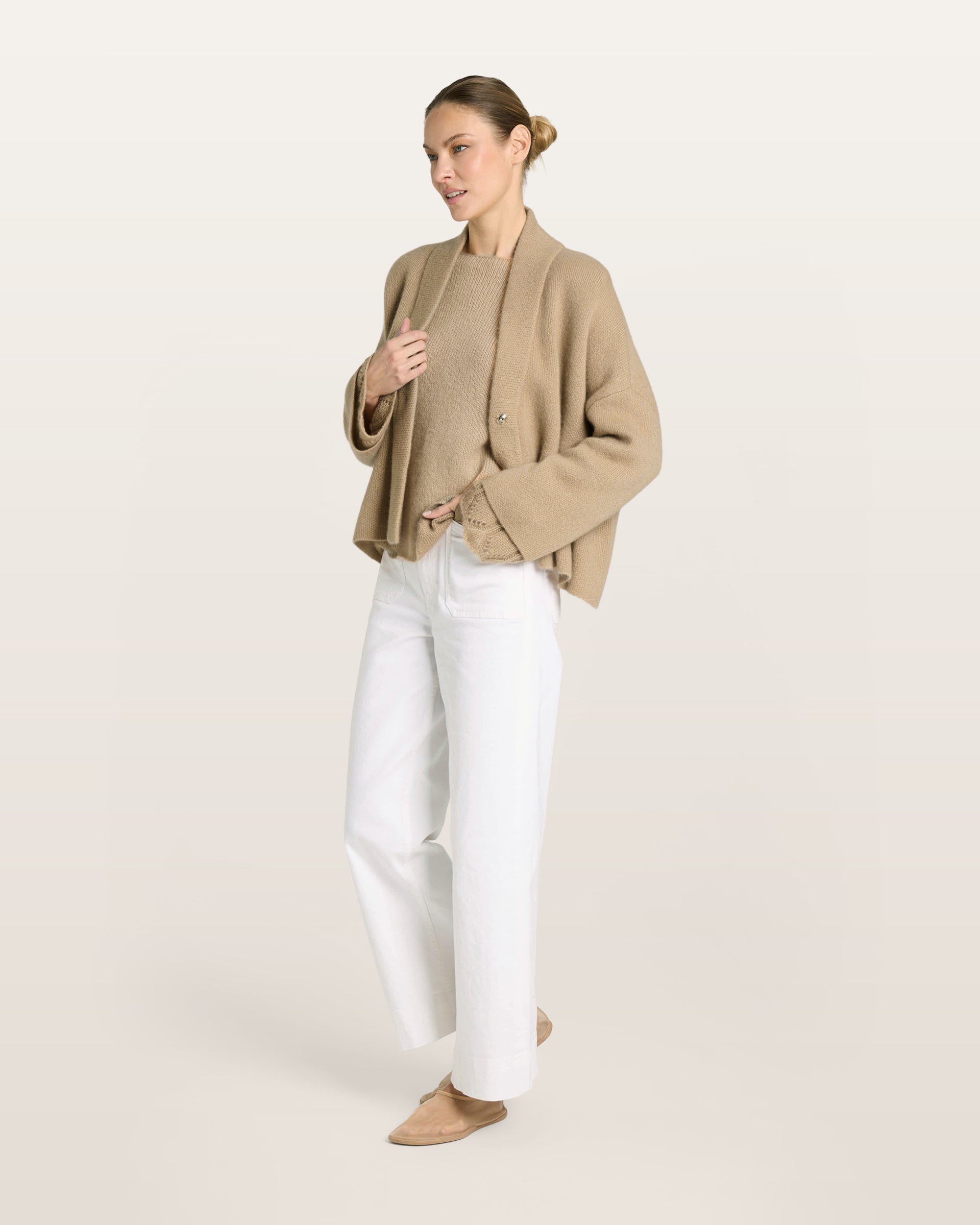 Damen Cardigan in Mokka (beige) aus Kaschmir-Seide – mittelschwerer Strick, oversized Passform, lange weite Ärmel und doppelte Leiste mit Druckknopf