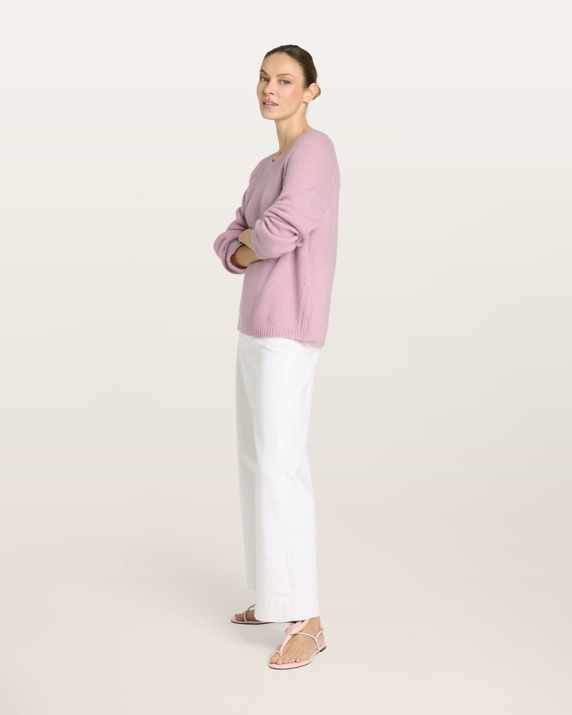 Damen Pullover in Light Raspberry (rosa) aus Kaschmir-Seide – leicht gestrickter Rundhalspullover mit relaxter Passform und langen, schmalen Ärmeln