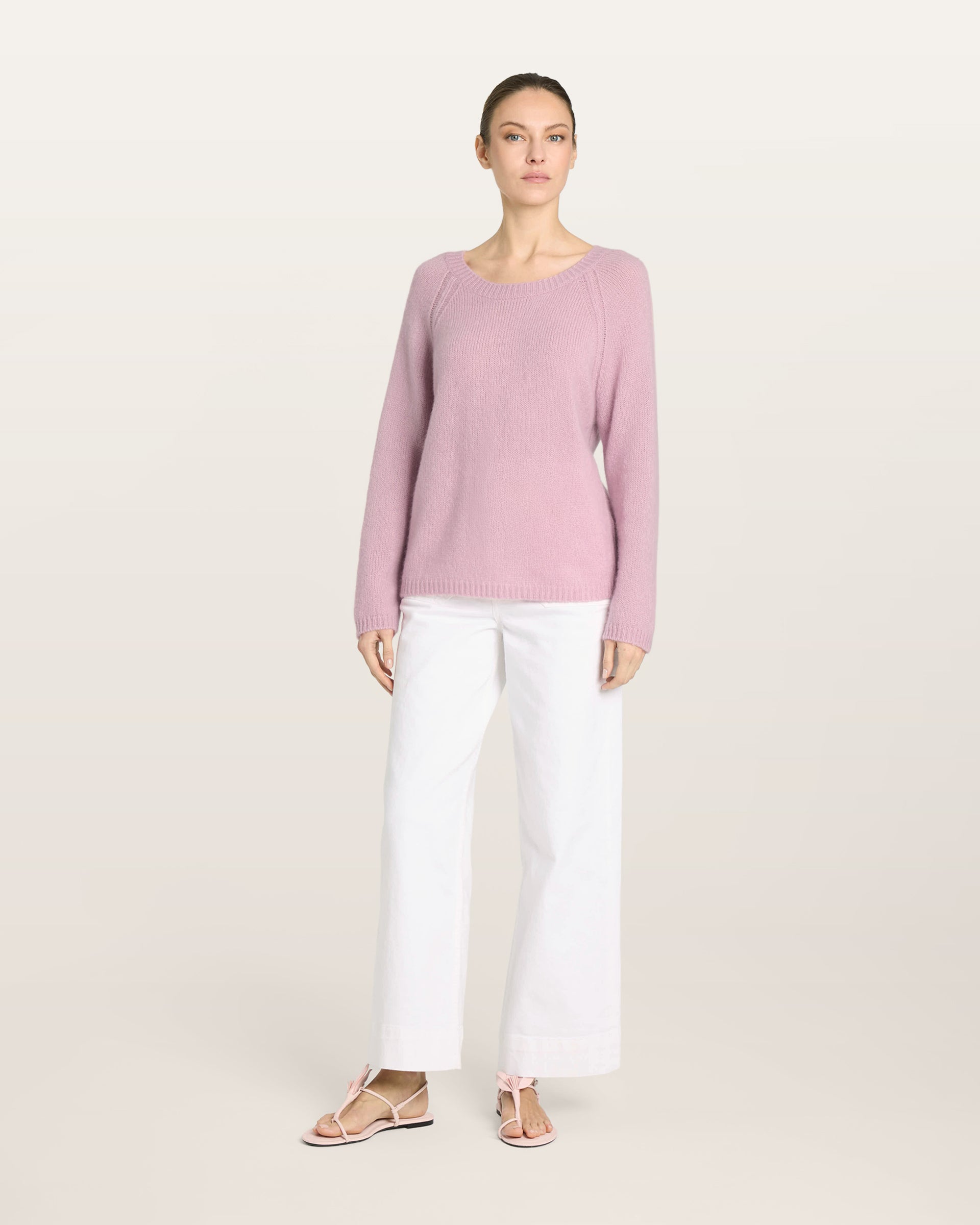 Damen Pullover in Light Raspberry (rosa) aus Kaschmir-Seide – leicht gestrickter Rundhalspullover mit relaxter Passform und langen, schmalen Ärmeln