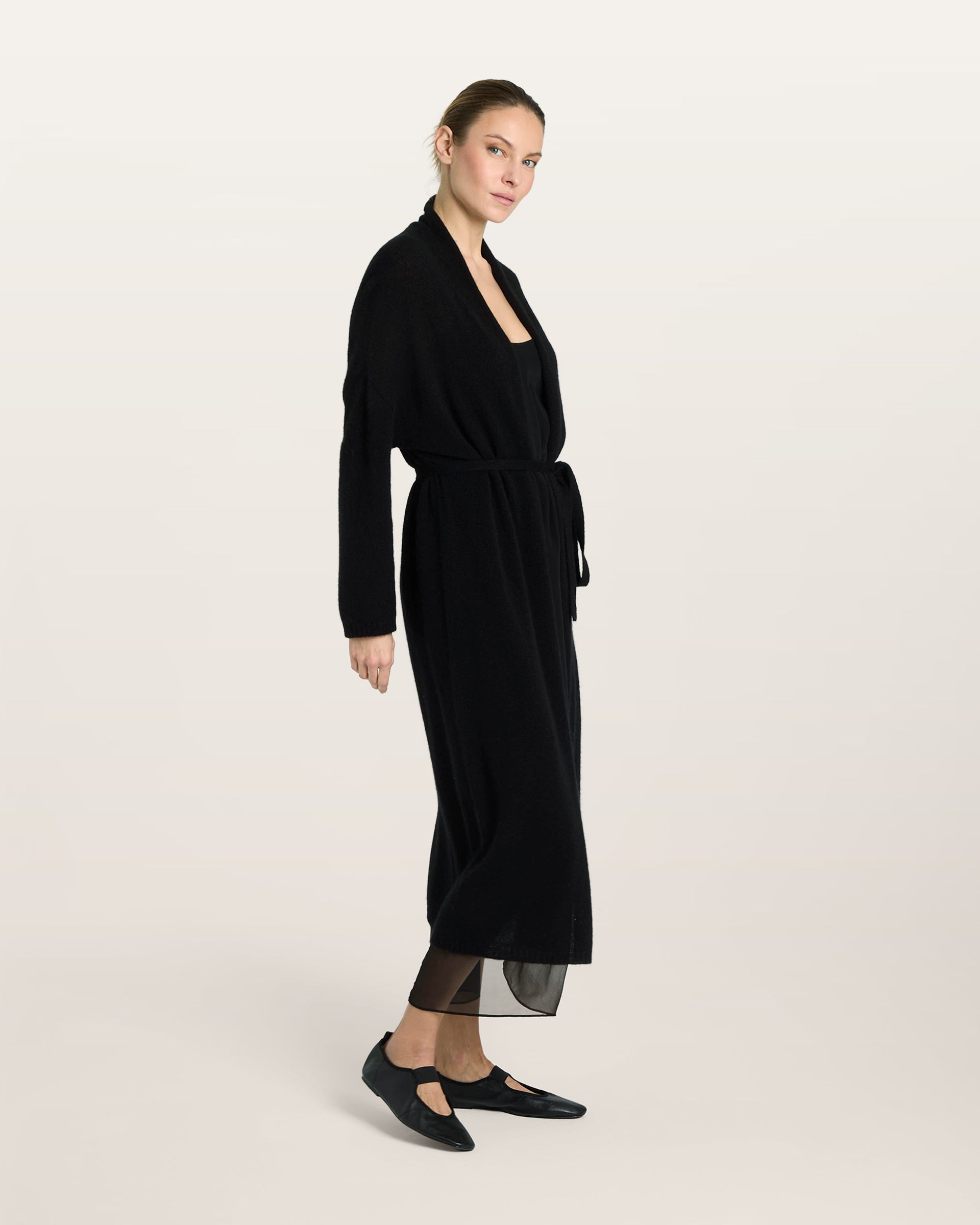 Damen Strickmantel in black (schwarz) aus Kaschmir-Seide – glatt und leicht gestrickt, relaxte Passform, überschnittene Schultern, lange relaxte Ärmel mit Rippbündchen, Saum in Rippstruktur und langer Gürtel.