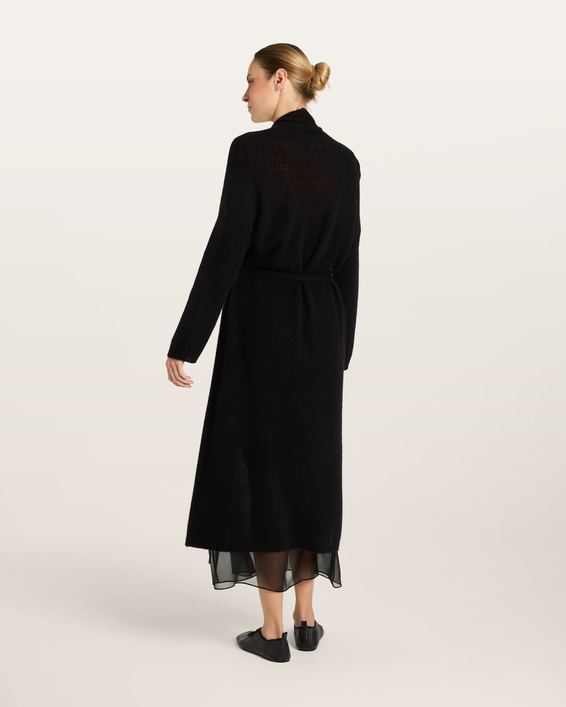 Damen Strickmantel in black (schwarz) aus Kaschmir-Seide – glatt und leicht gestrickt, relaxte Passform, überschnittene Schultern, lange relaxte Ärmel mit Rippbündchen, Saum in Rippstruktur und langer Gürtel.