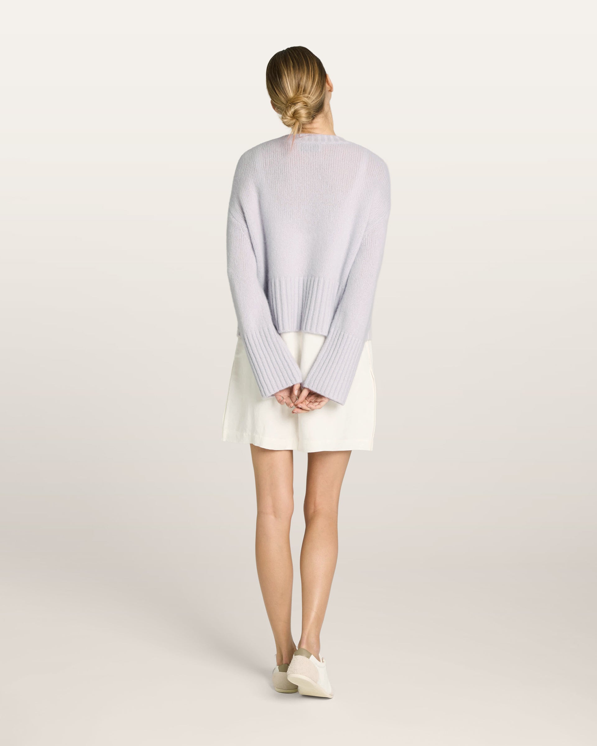 Damen Pullover in Bluish White (zartes hellblau) aus Kaschmir-Seide – mittelschwerer Strick mit kurzer, breiter Passform, Rundhalsausschnitt und relaxten Ärmeln