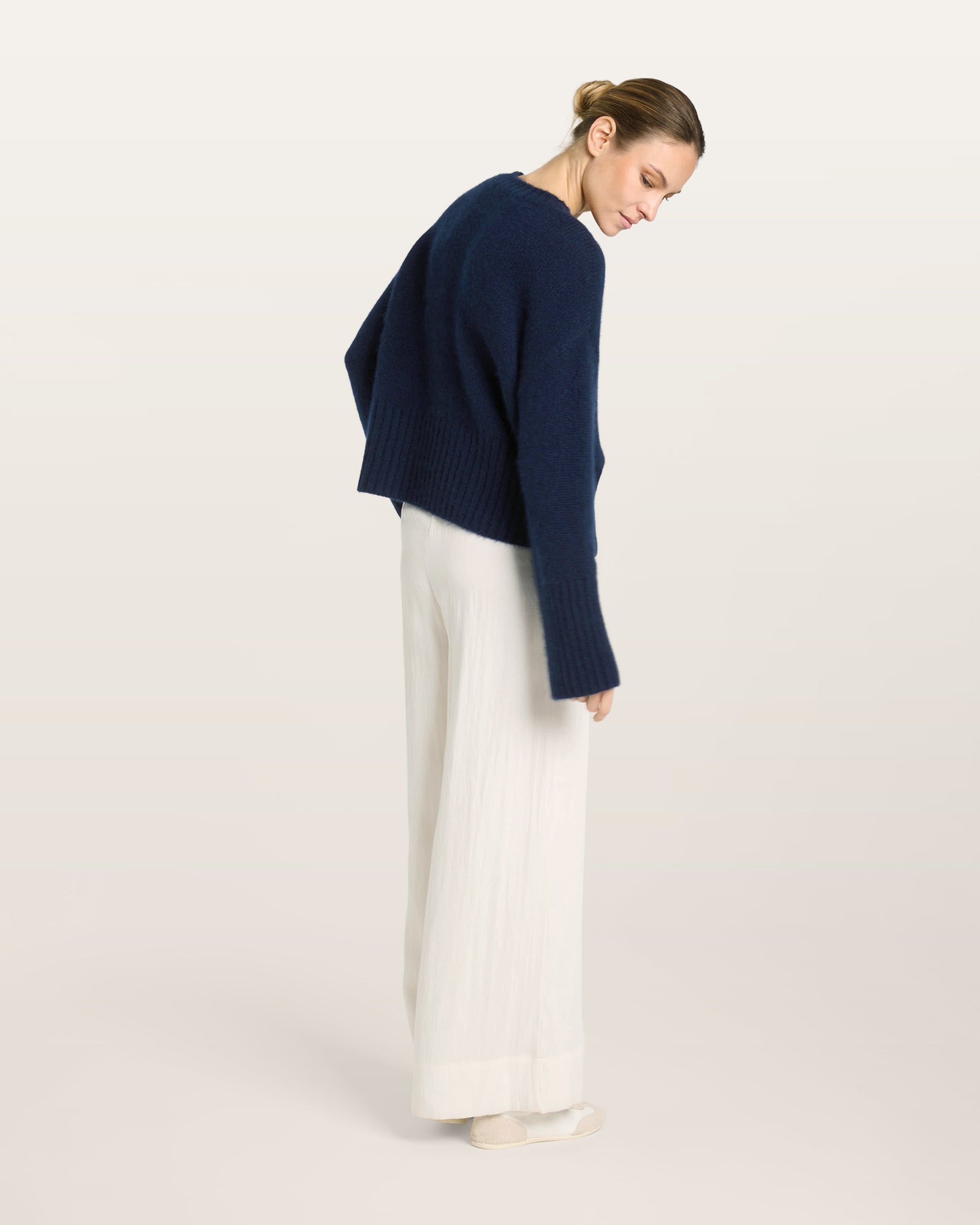 Damen Pullover in French Navy (dunkelblau) aus Kaschmir-Seide – mittelschwerer Strick mit kurzer, breiter Passform, Rundhalsausschnitt und relaxten Ärmeln