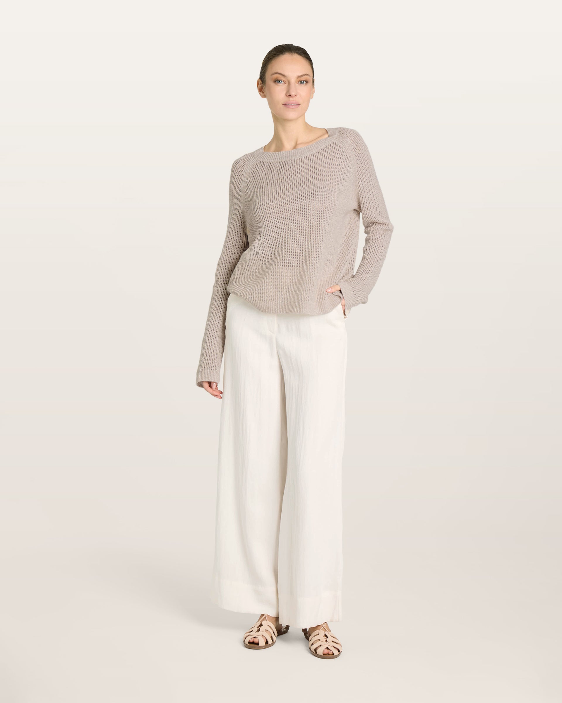 Damen Pullover in barley (beige) aus Leinen-Kaschmir – mittelschwerer Strick mit transparentem Lochmuster, relaxte Passform, Rundhalsausschnitt mit Rippkragen, dekorativer Raglanärmel, lange schmale Ärmel mit Rippbündchen