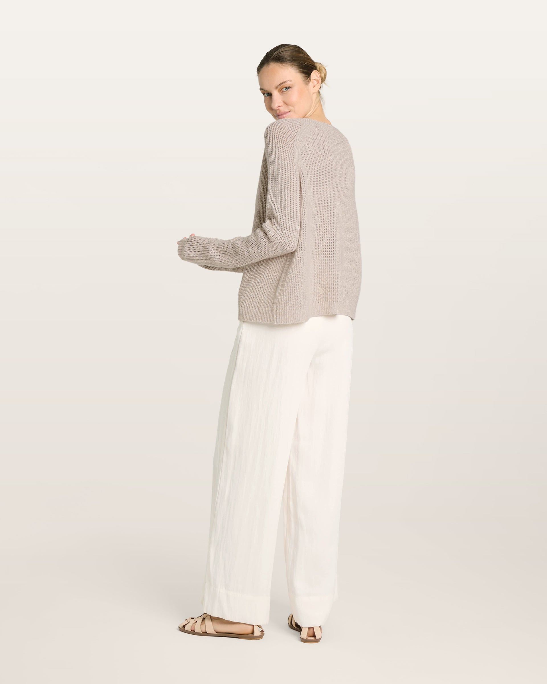 Damen Pullover in barley (beige) aus Leinen-Kaschmir – mittelschwerer Strick mit transparentem Lochmuster, relaxte Passform, Rundhalsausschnitt mit Rippkragen, dekorativer Raglanärmel, lange schmale Ärmel mit Rippbündchen