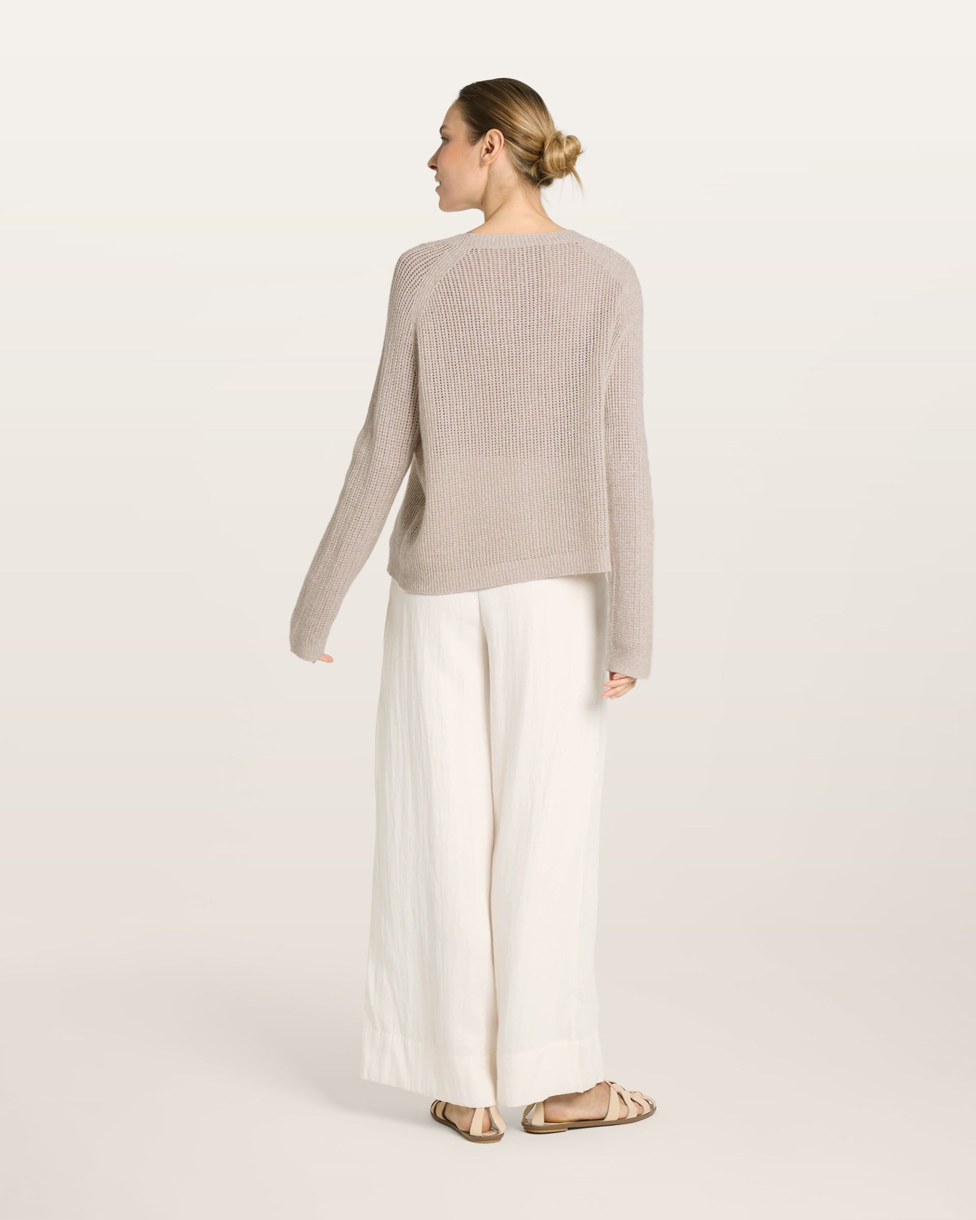 Damen Pullover in barley (beige) aus Leinen-Kaschmir – mittelschwerer Strick mit transparentem Lochmuster, relaxte Passform, Rundhalsausschnitt mit Rippkragen, dekorativer Raglanärmel, lange schmale Ärmel mit Rippbündchen